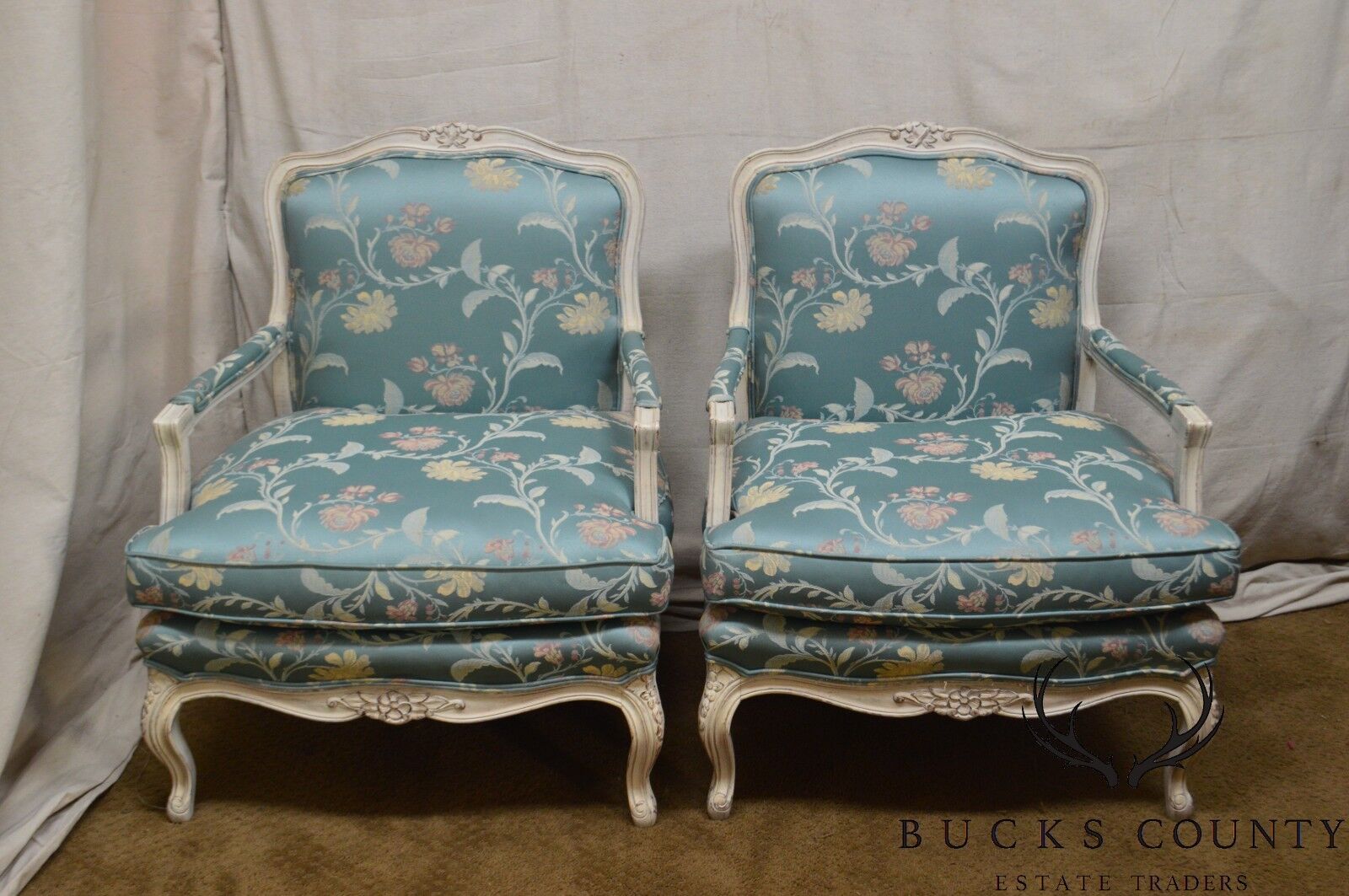 French Louis XV Style Pair of White Painted Fauteuils Lounge Chairs