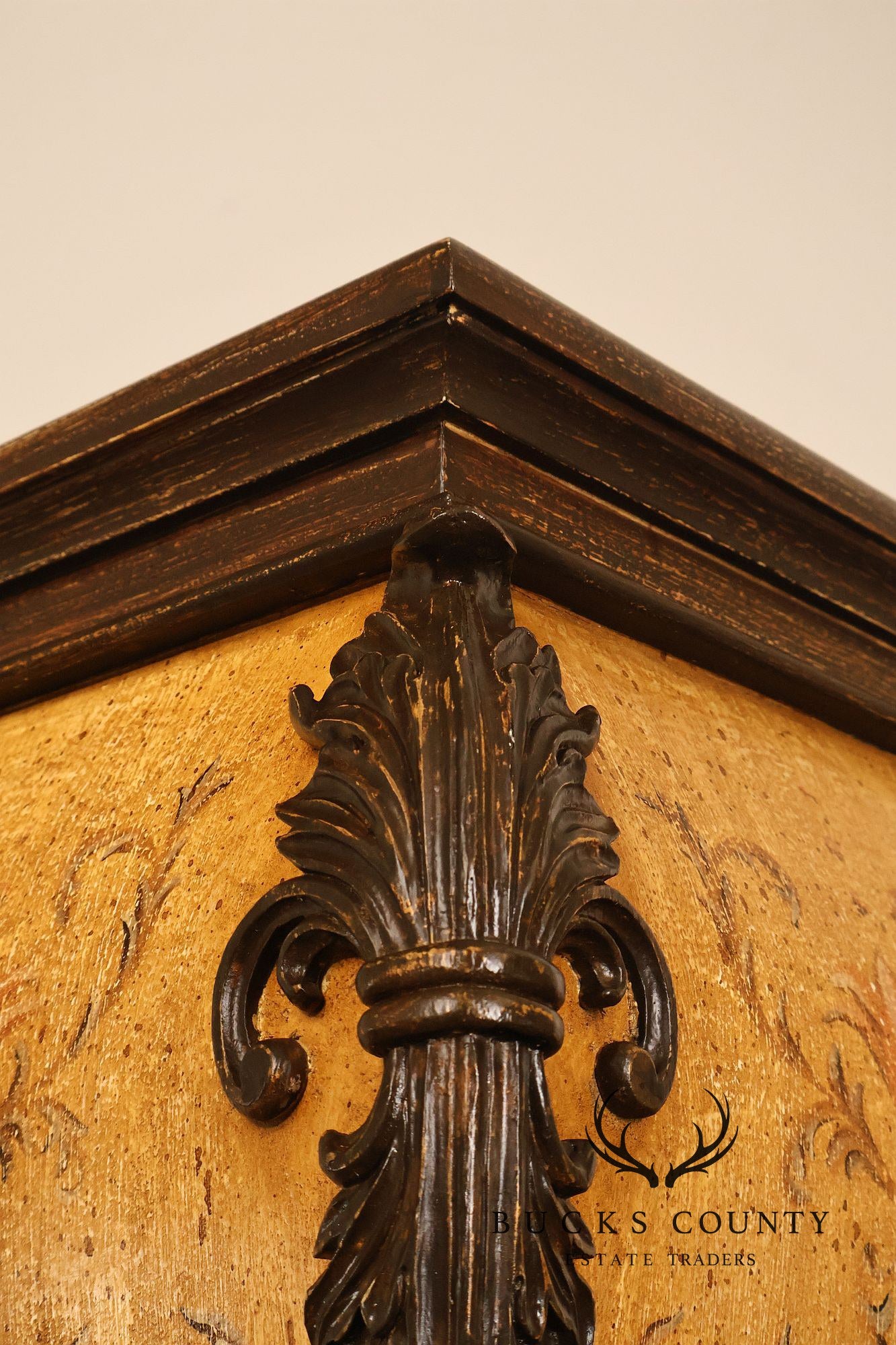Neoclassical Style Pair Of Painted Pedestal Stands With Acanthus Leaf Decoration