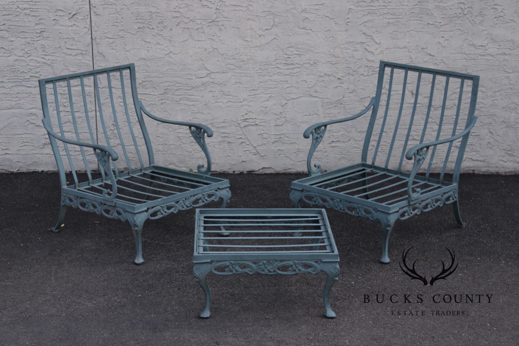BROWN JORDAN PAIR OF CAST ALUMINUM 'DAY LILY' OUTDOOR PATIO LOUNGE CHAIRS WITH OTTOMAN