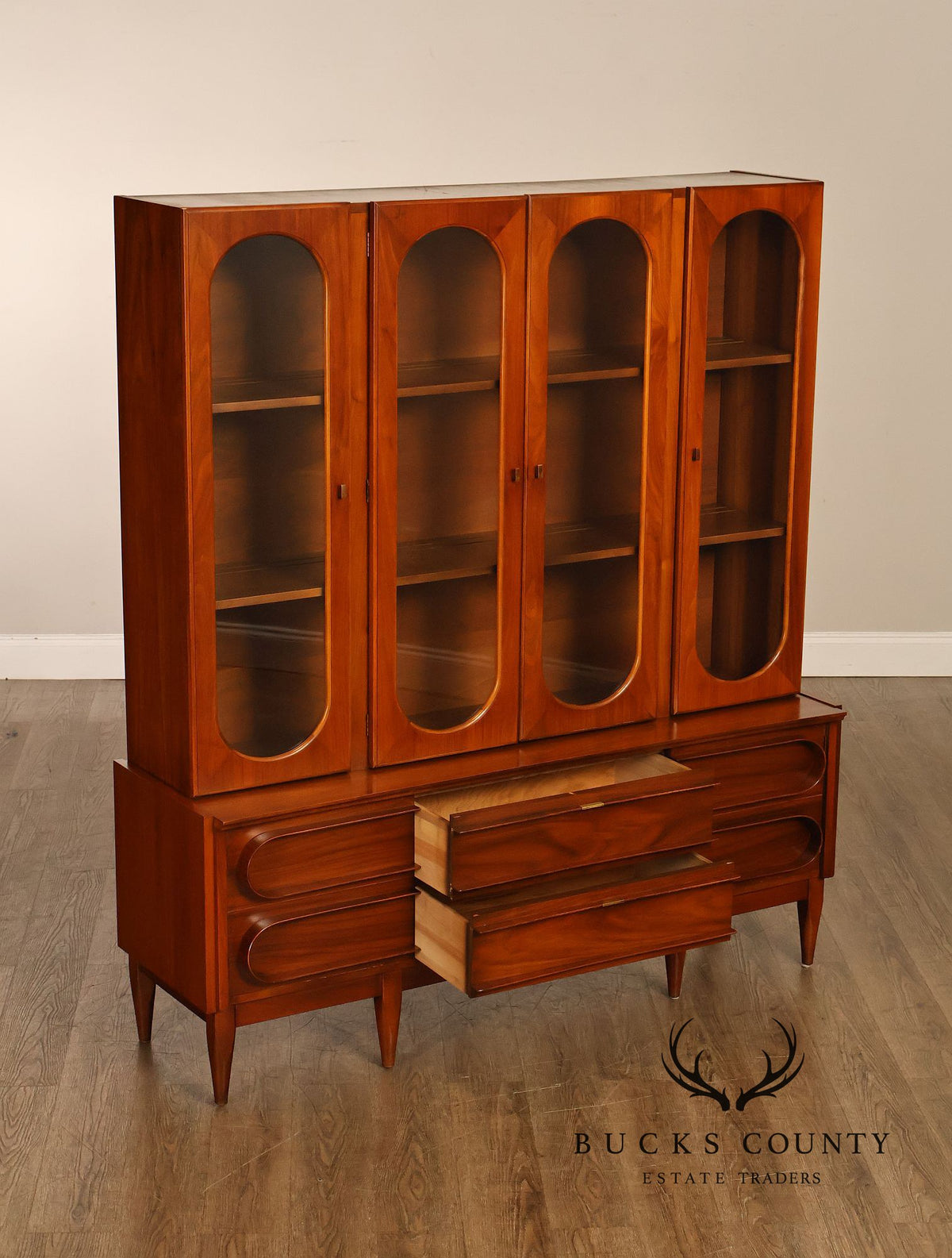 Pulaski Furniture Mid Century Modern Walnut Cathedral Door China Cabinet Sideboard