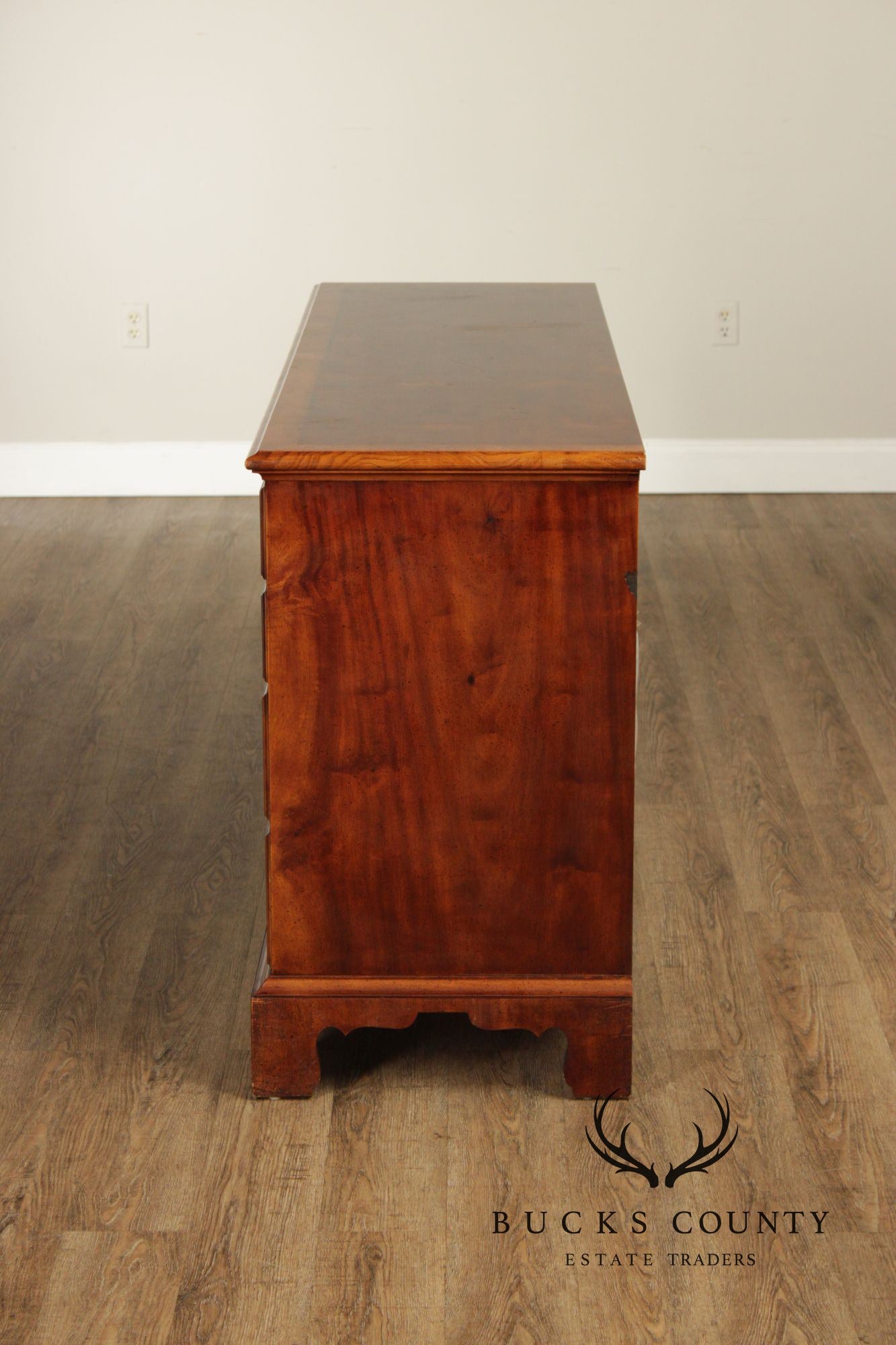 Henredon Aston Court Georgian Style Burled Mahogany Ten Drawer Dresser