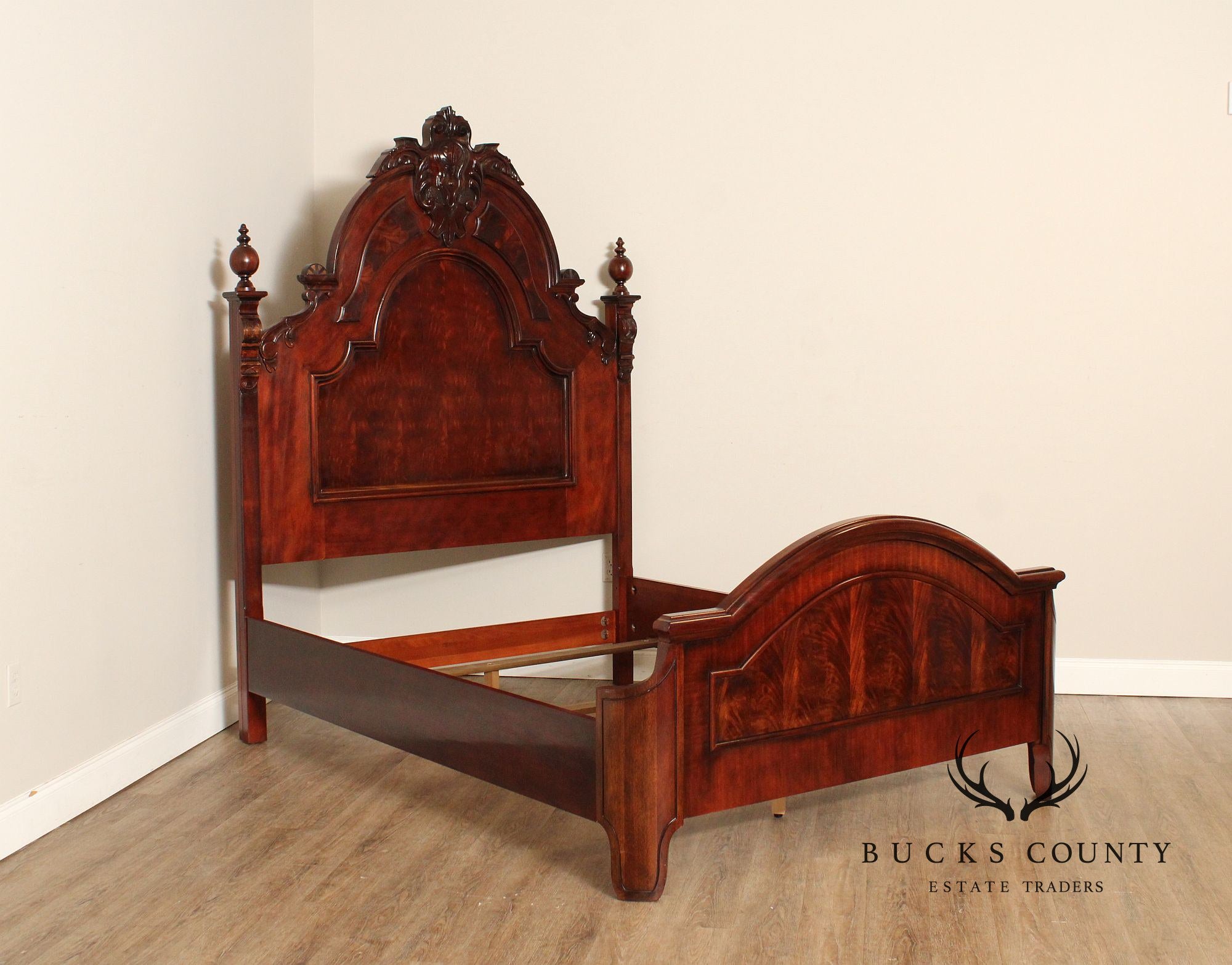 Henredon 'Carlyle' Mahogany Queen Bed