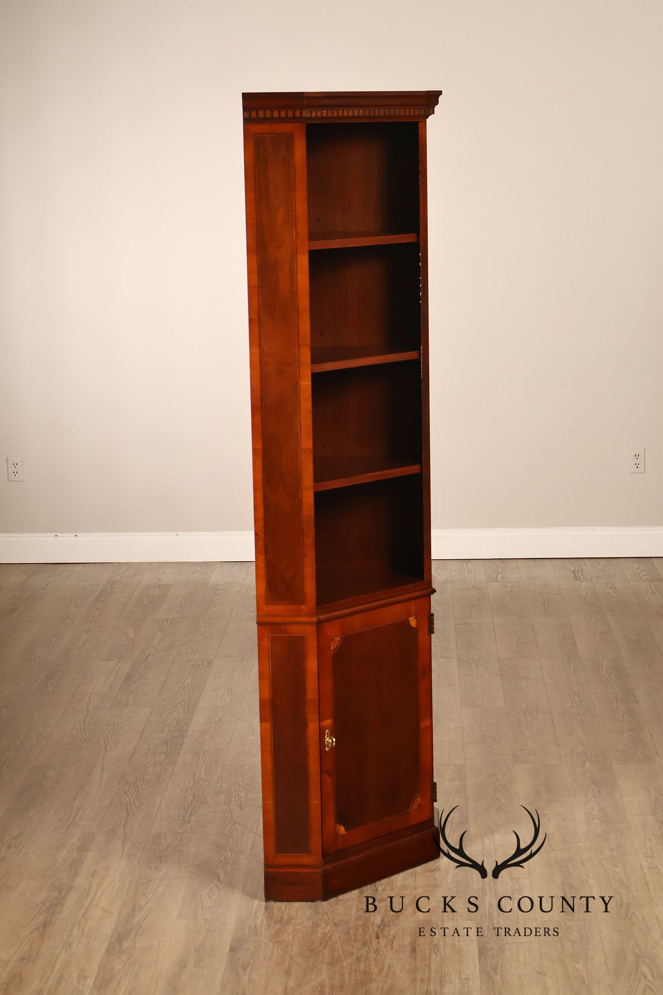 Hekman Copley Place Federal Style Pair Of Inlaid Mahogany Corner Cabinets
