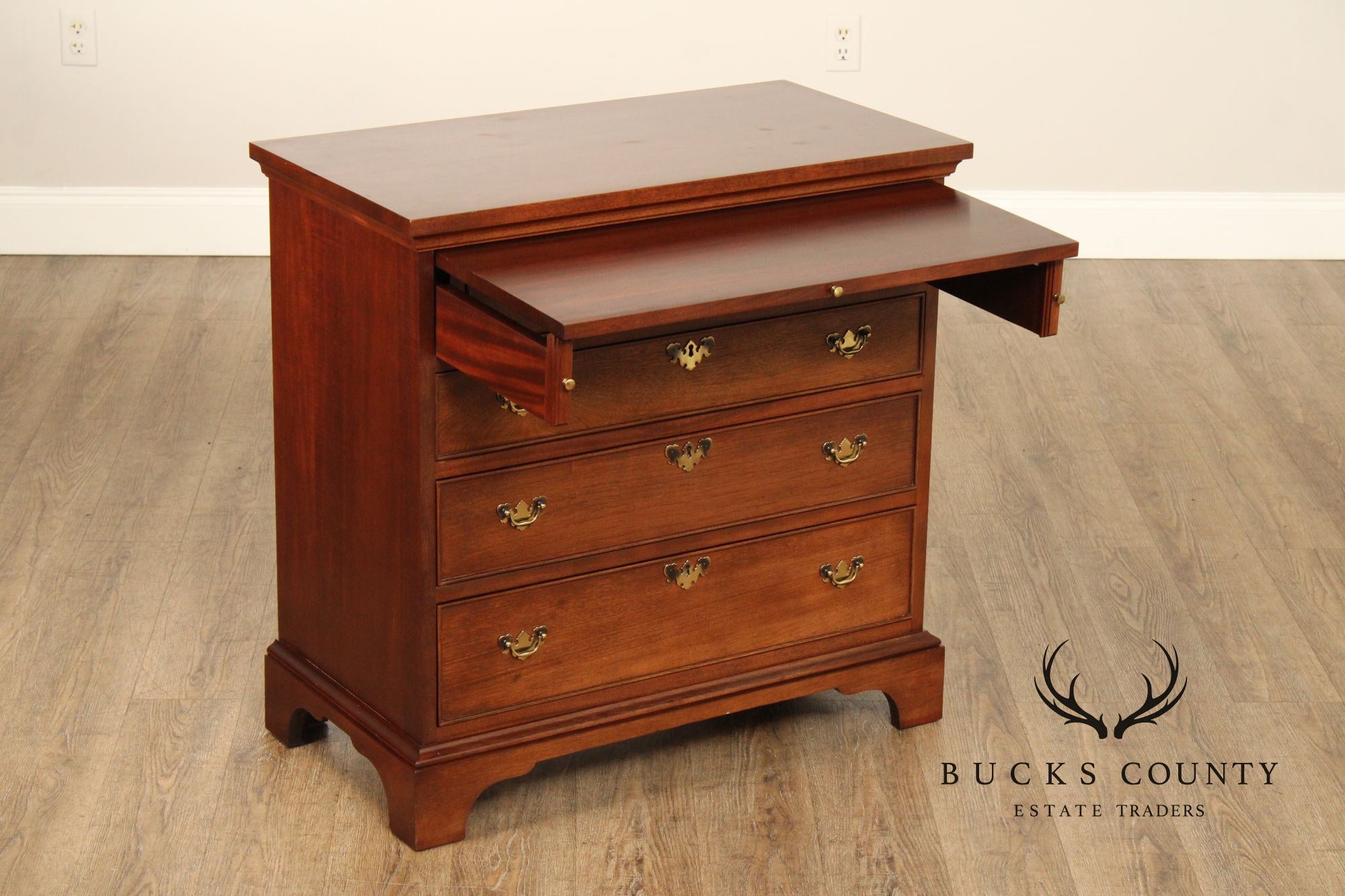 Craftique Chippendale Style Mahogany Bachelor's Chest