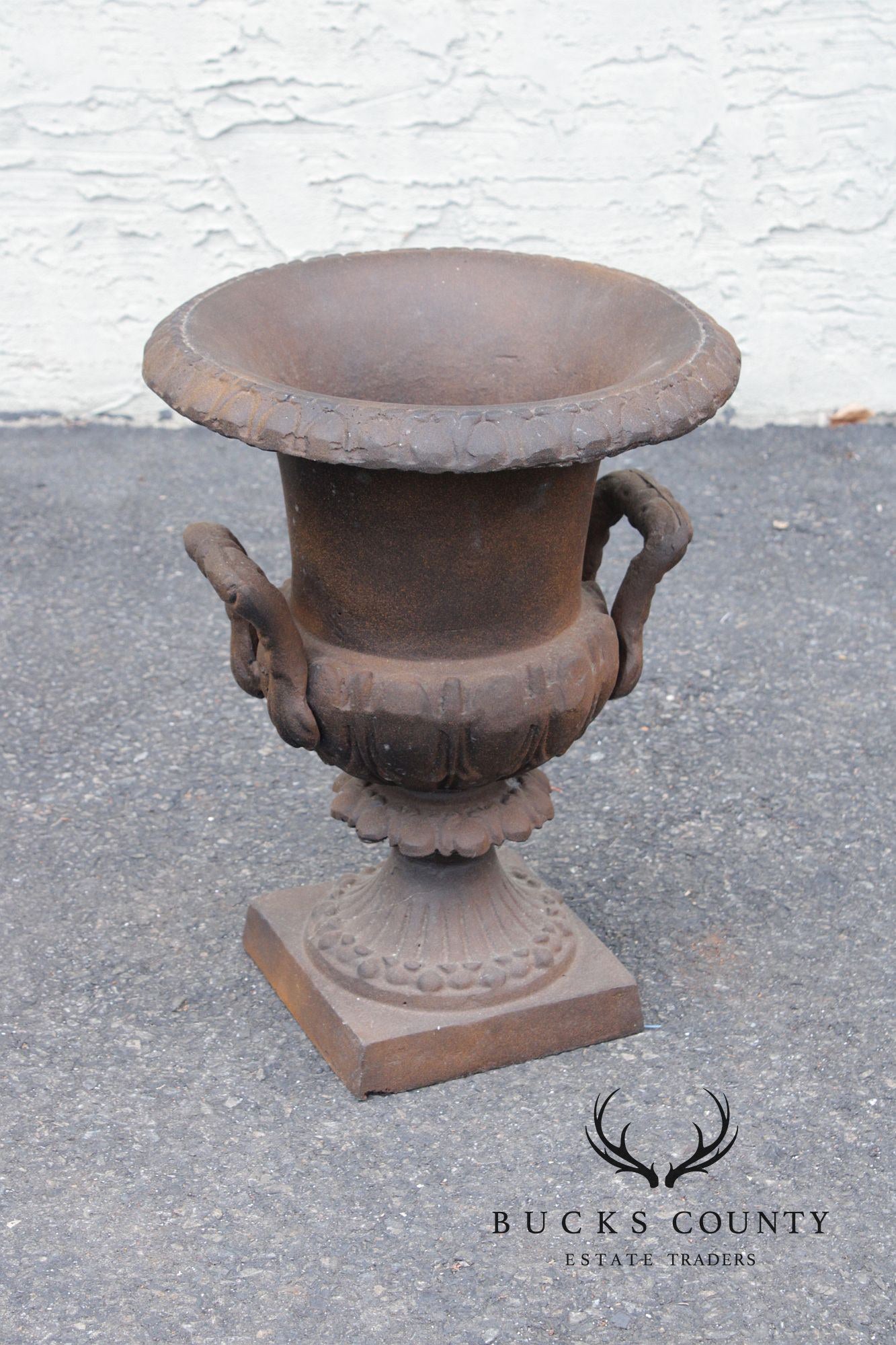 Classical Style Vintage Cast Iron Outdoor Garden Urn Planter