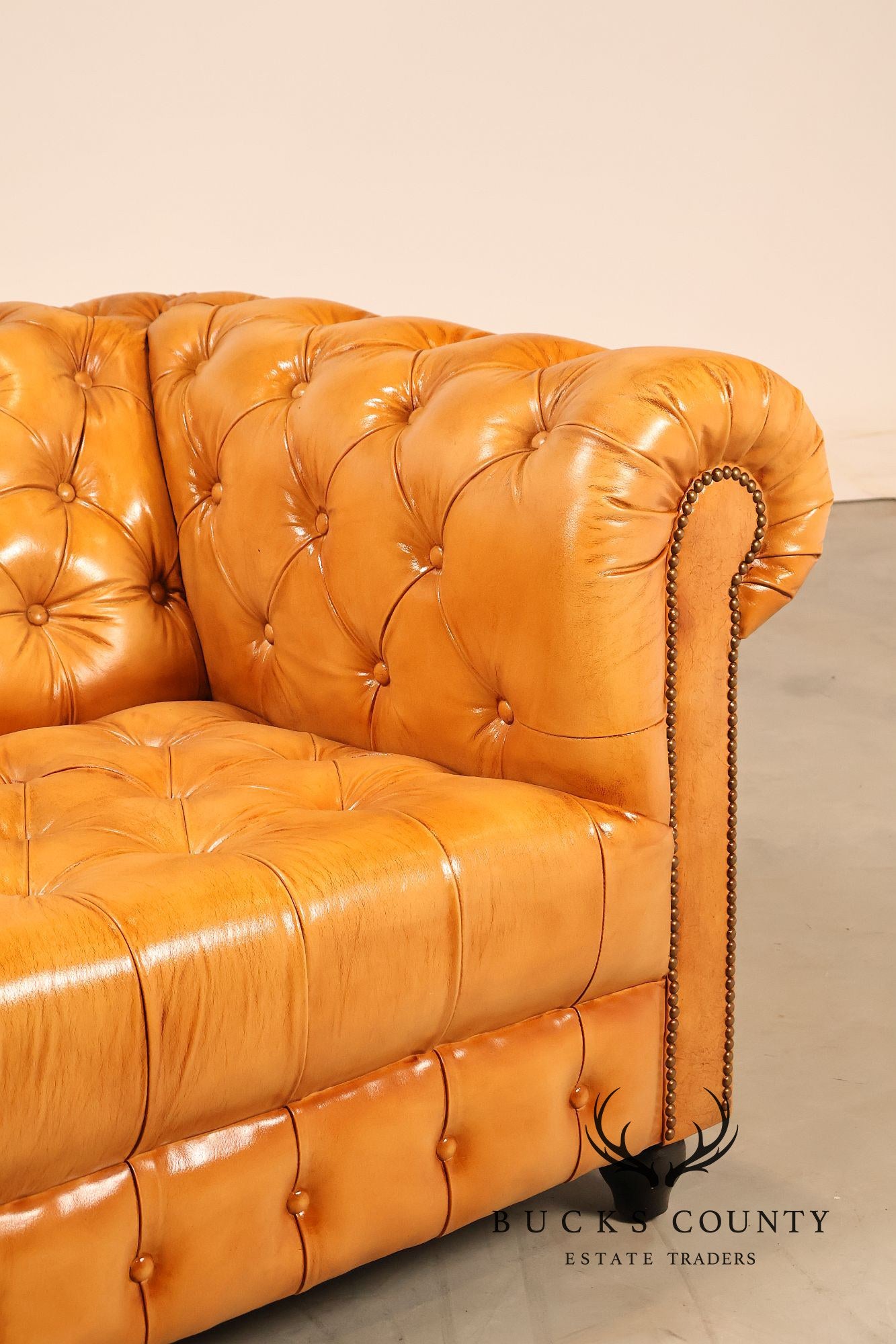 English Traditional Style Leather 'Cheyenne' Chesterfield Sofa