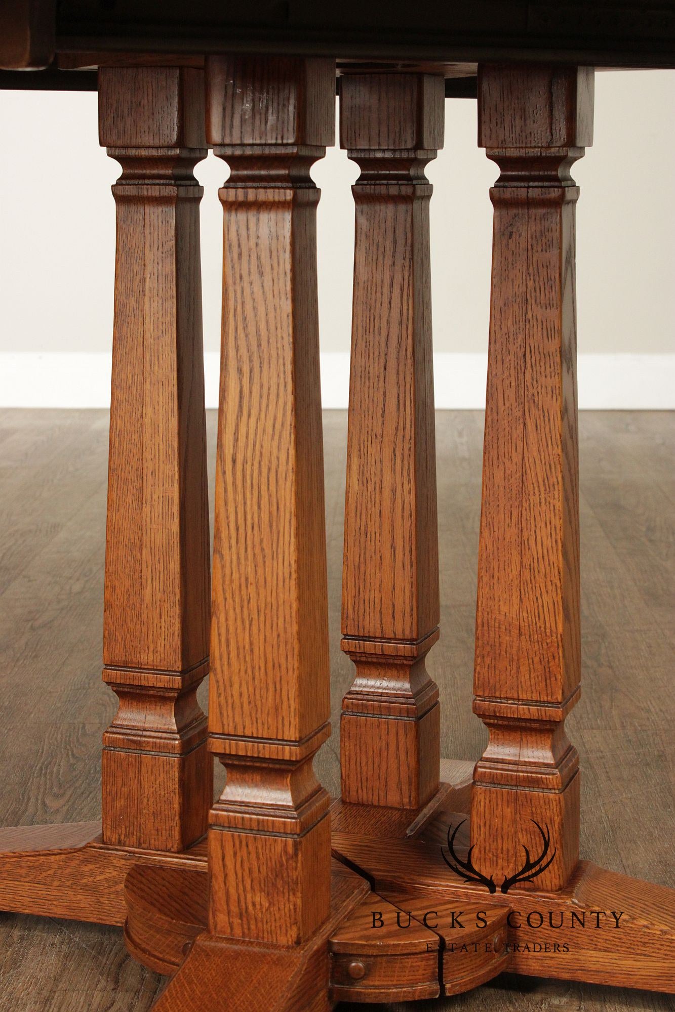 Romweber Round Viking Oak Expandable Dining Table With Four Leaves