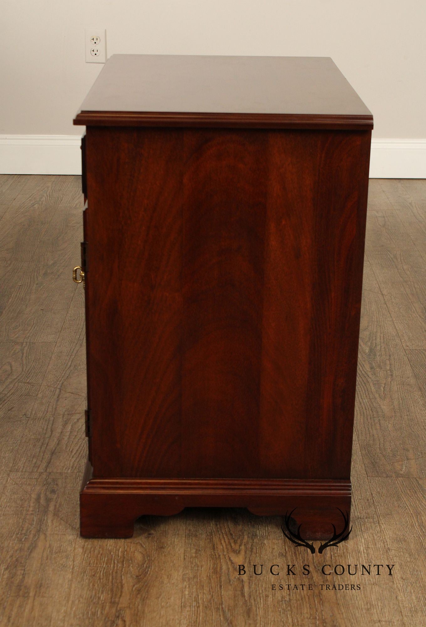 Henkel Harris Georgian Style Pair of Mahogany Nightstands