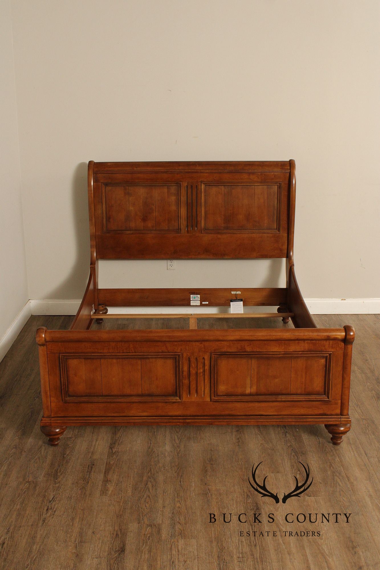 ETHAN ALLEN ‘NEW COUNTRY’ MAPLE QUEEN SLEIGH BED