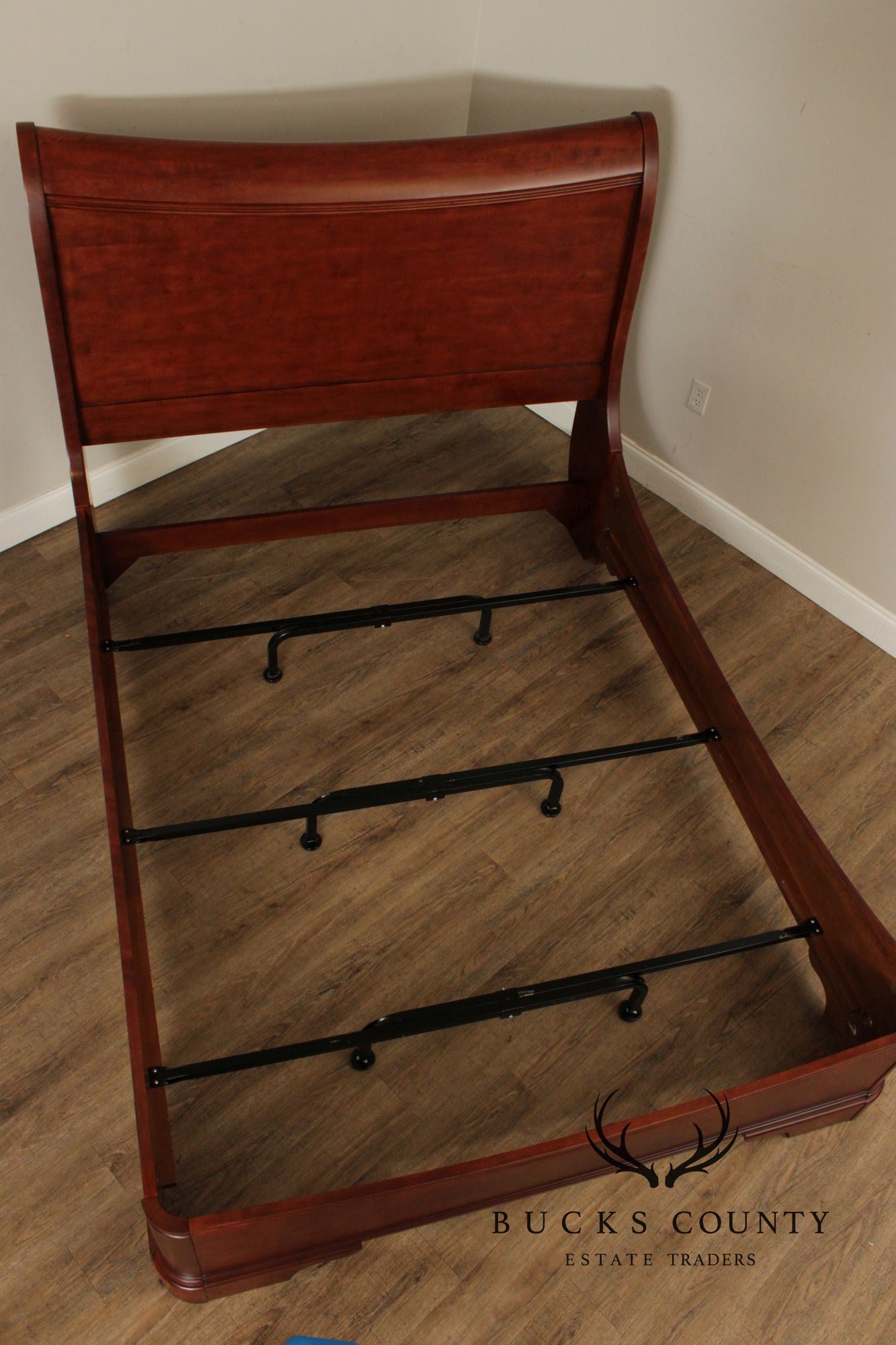 Traditional Cherry Queen Size Sleigh Bed