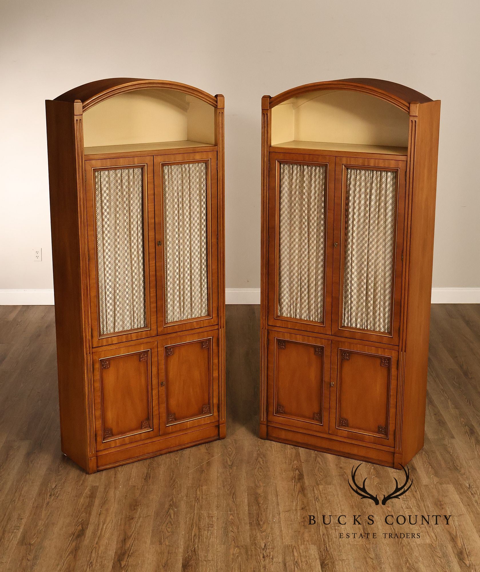 Henredon Vintage Pair Of Walnut Louis XVI Style Bookcases