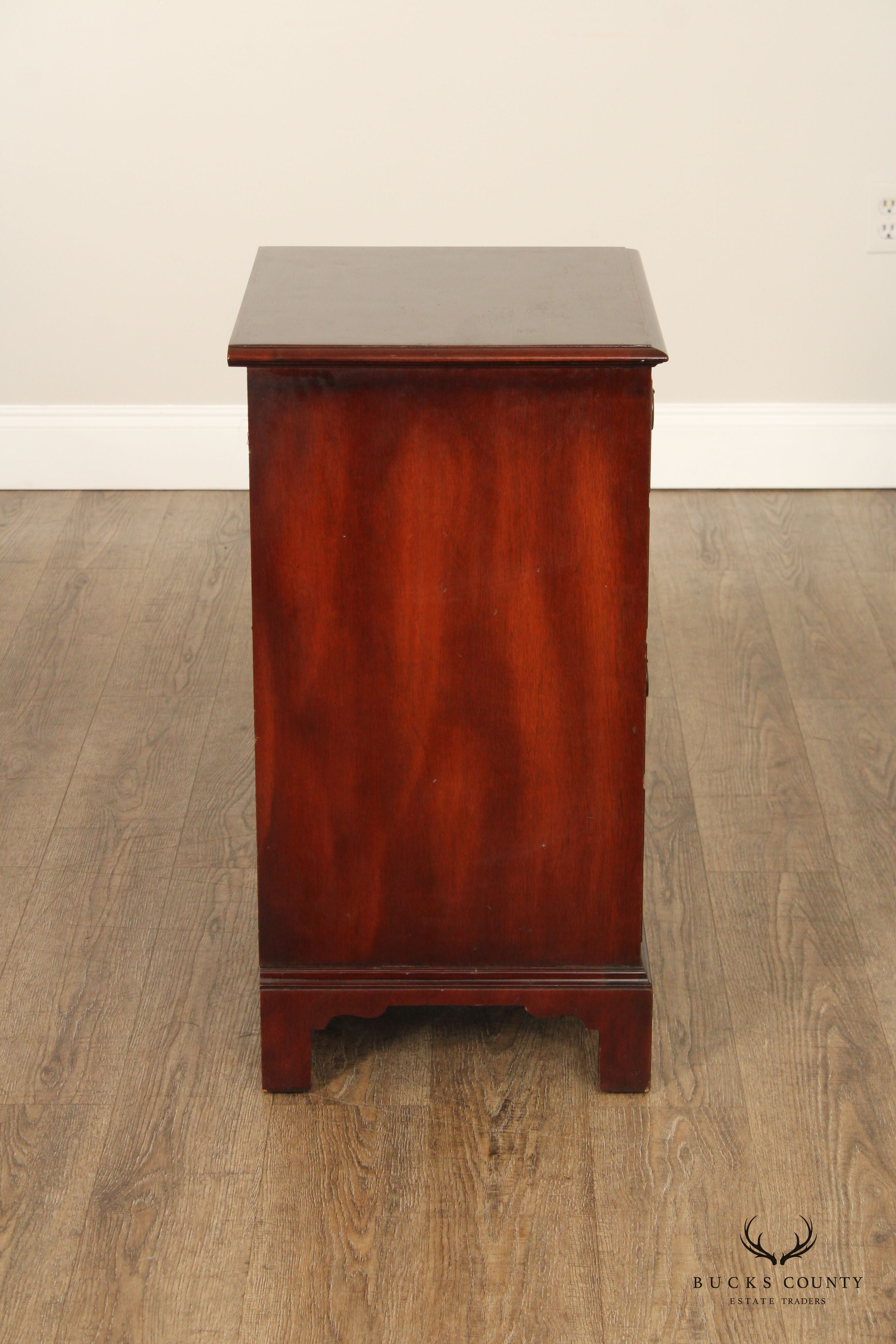 Henredon 1940's Georgian Style Pair of Mahogany Chest Nightstands