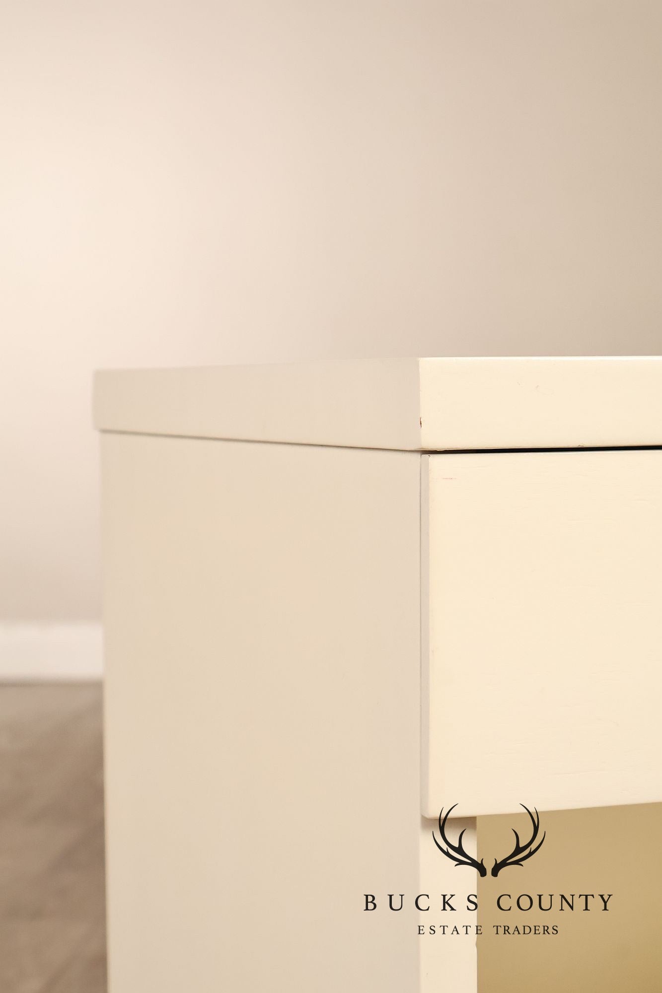 Rway Mid Century Modern Pair of White Lacquer Nightstands