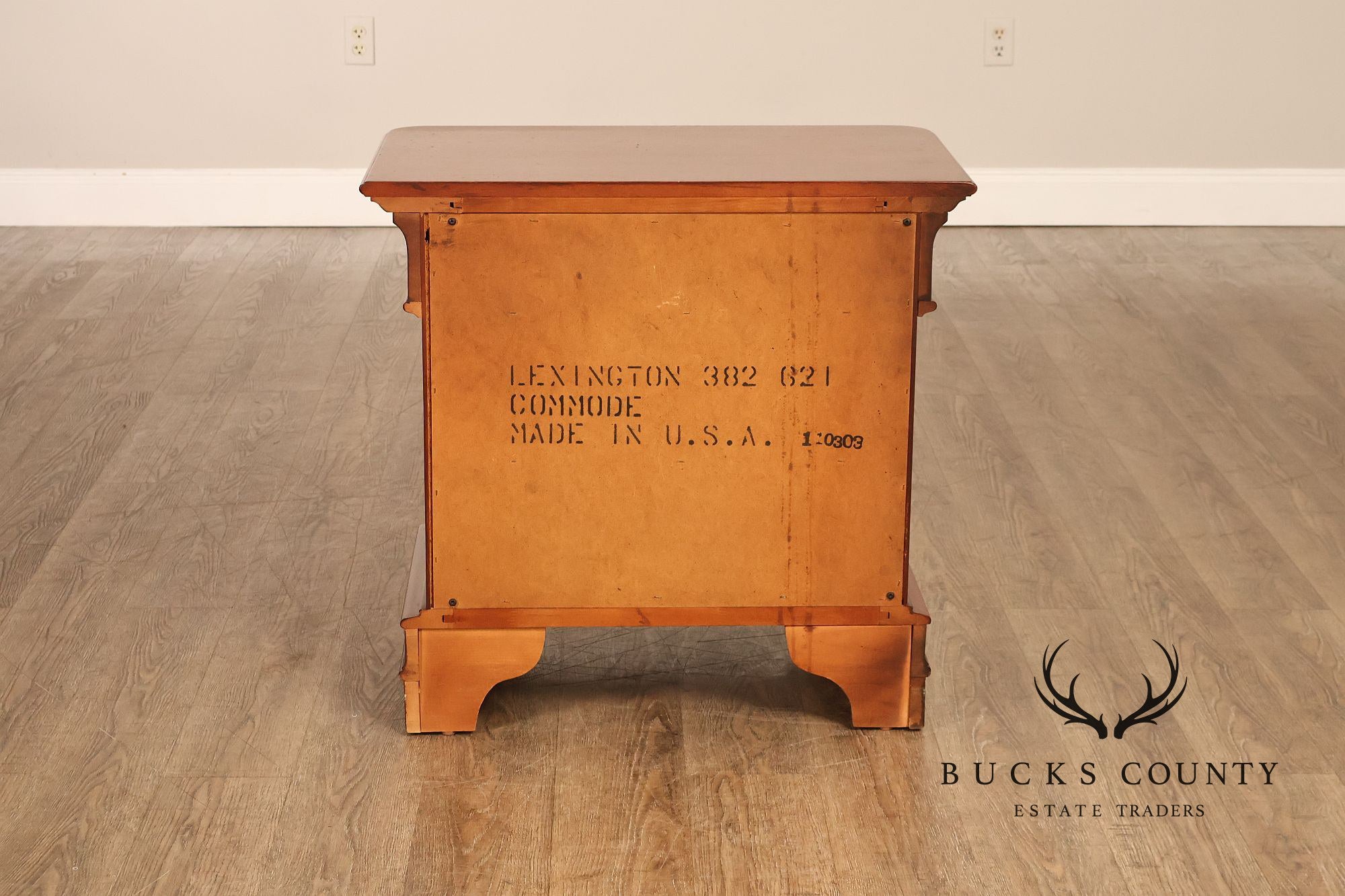 Lexington 'Vestiges' Pair of Mahogany Nightstands