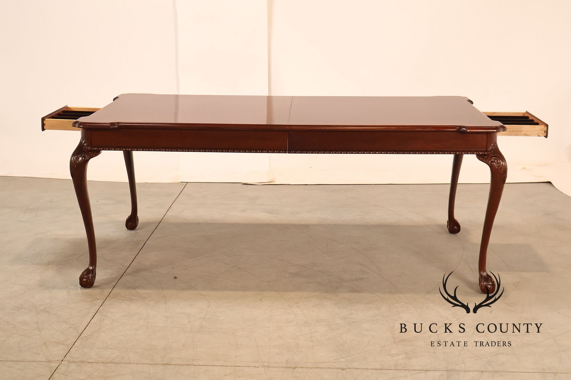 Lexington Furniture Chippendale Style Mahogany Expandable Dining Table