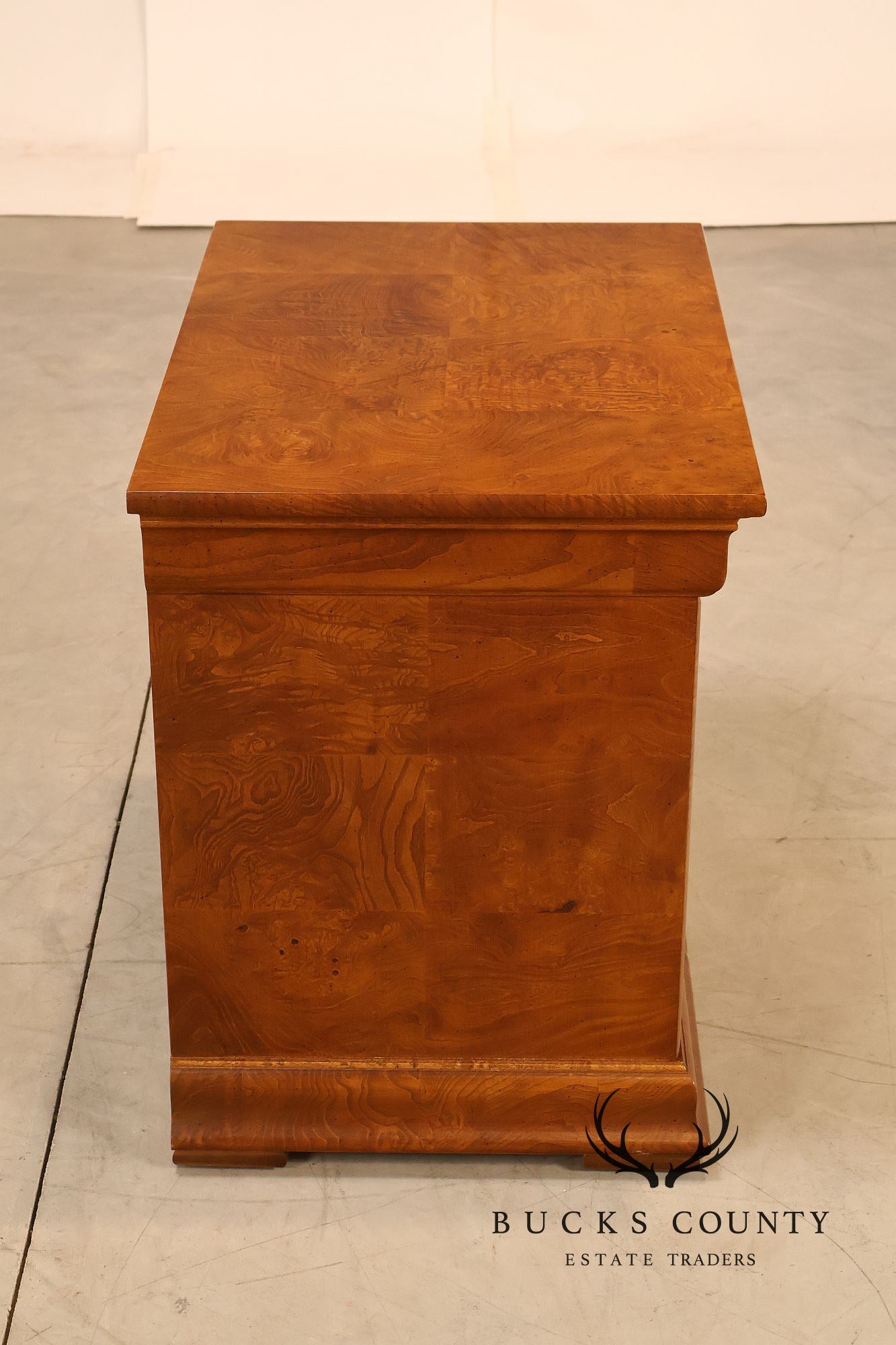 Henredon 'Charles X' Pair of  Burlwood Nightstands