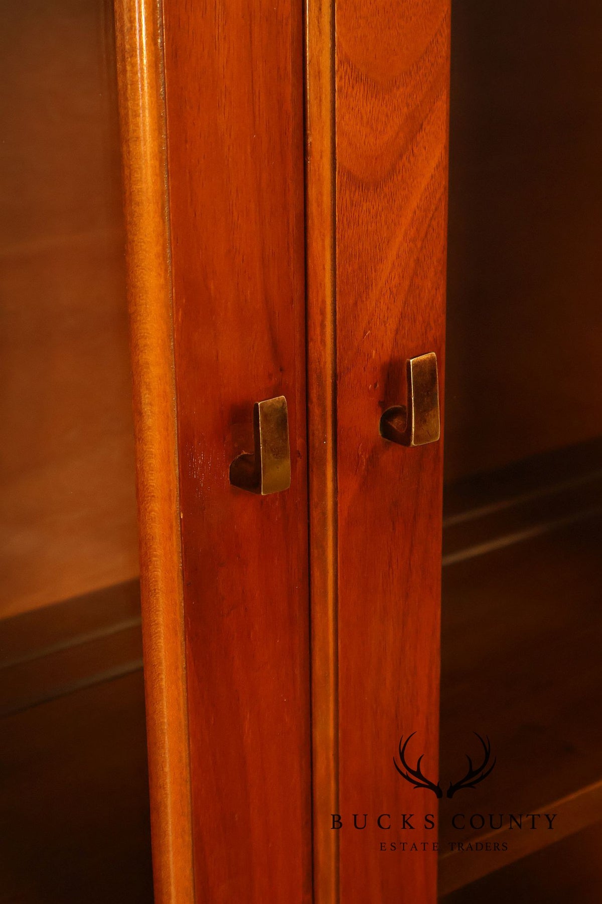 Pulaski Furniture Mid Century Modern Walnut Cathedral Door China Cabinet Sideboard