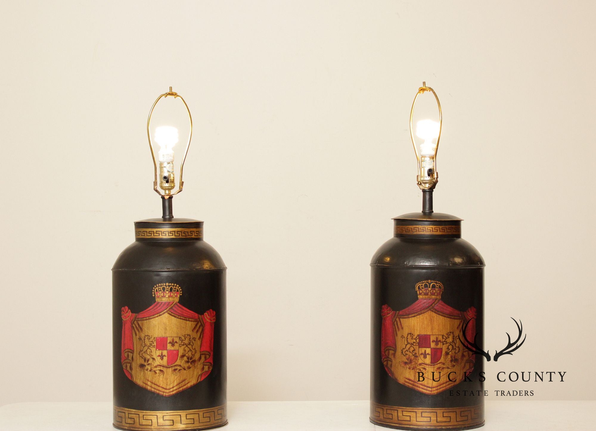 English Traditional Style Pair of Painted Canister Table Lamps