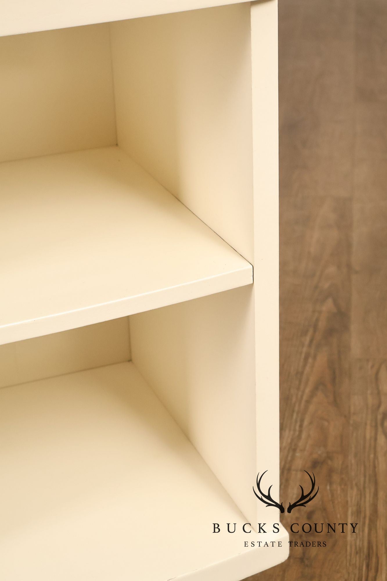 Rway Mid Century Modern Pair of White Lacquer Nightstands