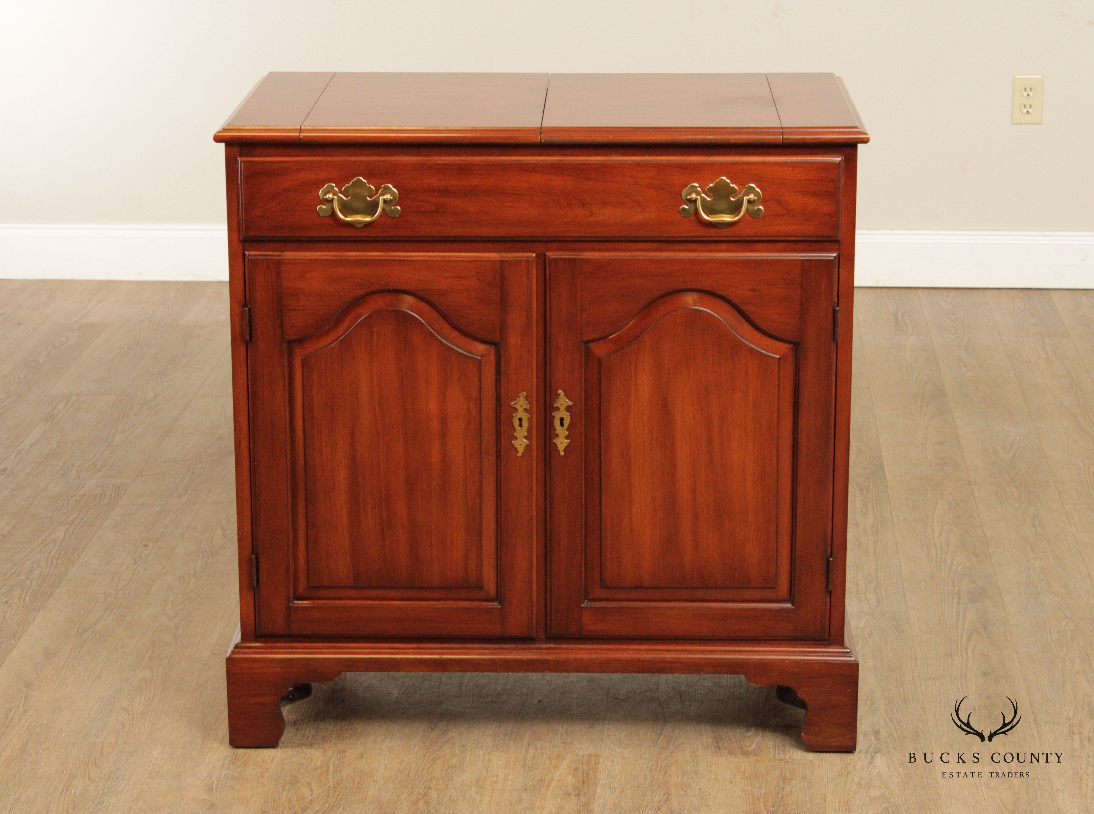 Henkel Harris Colonial Style Cherry Flip Top Server