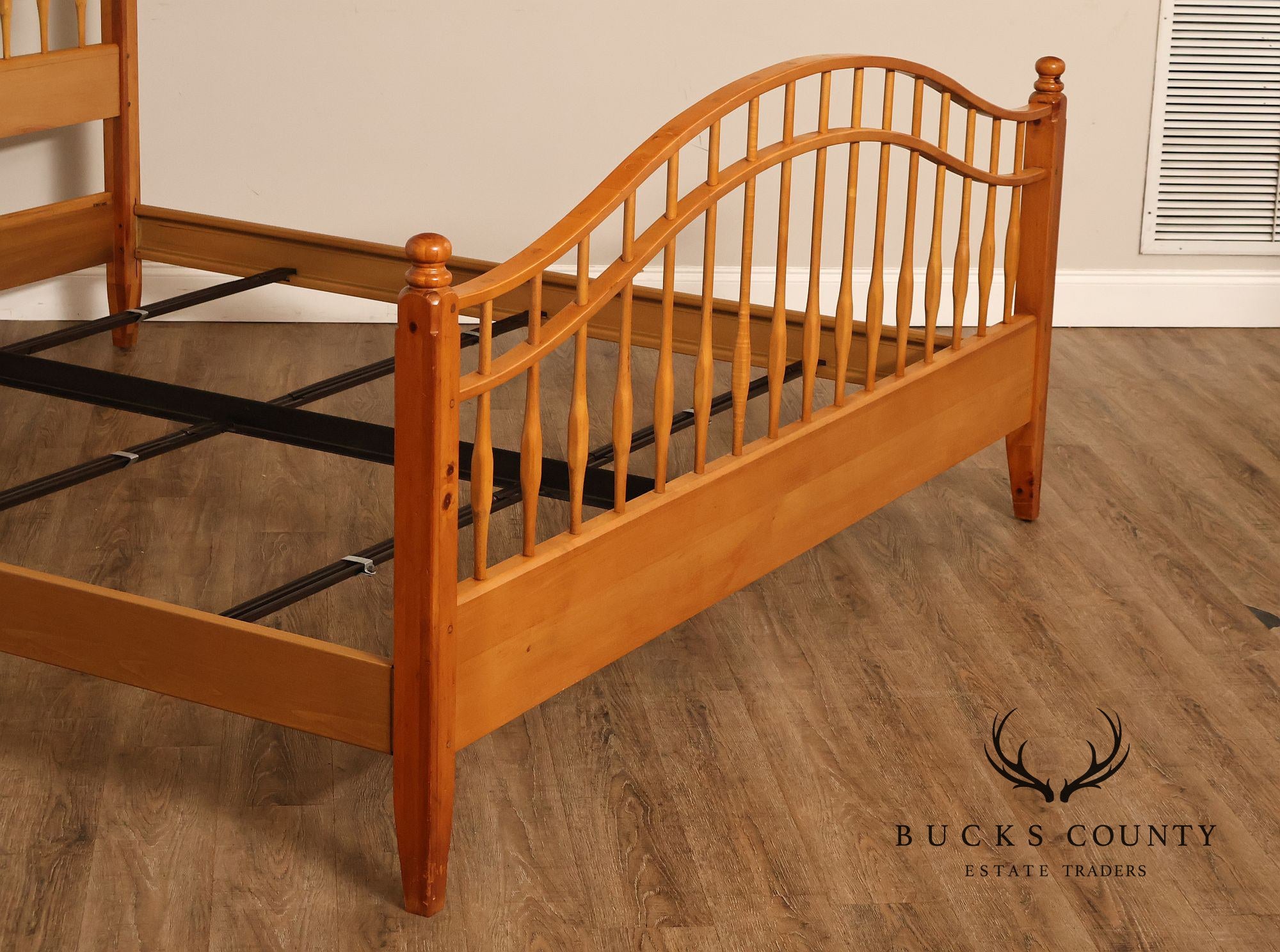 Ethan Allen Country Crossings Collection King Size Windsor Bed