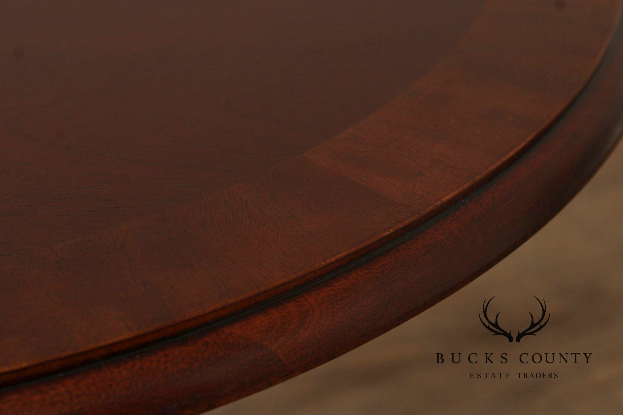 Mahogany Federal Style Round Pedestal Table