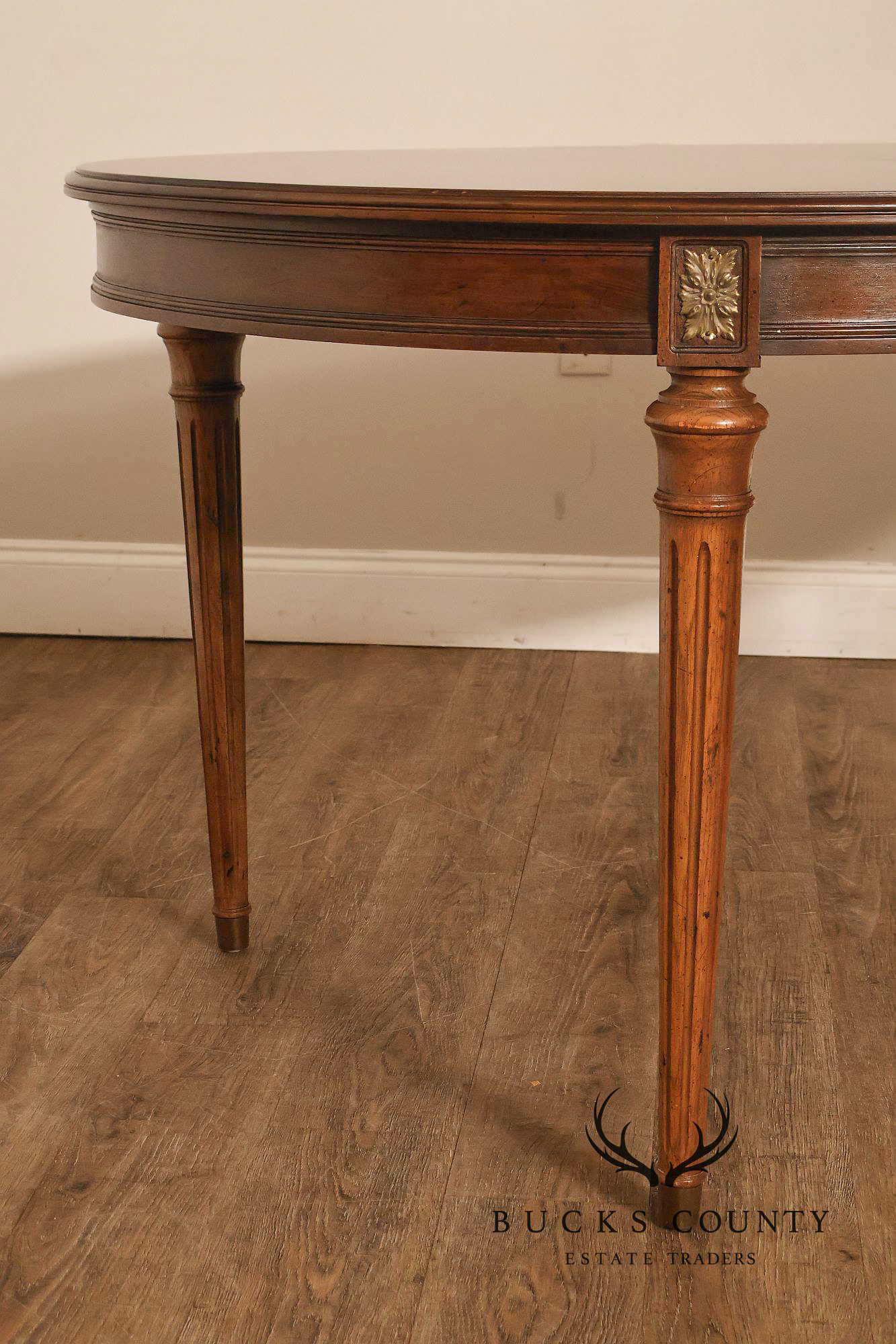 Henredon Vintage French Louis XVI Style Extendable Oval Walnut Dining Table