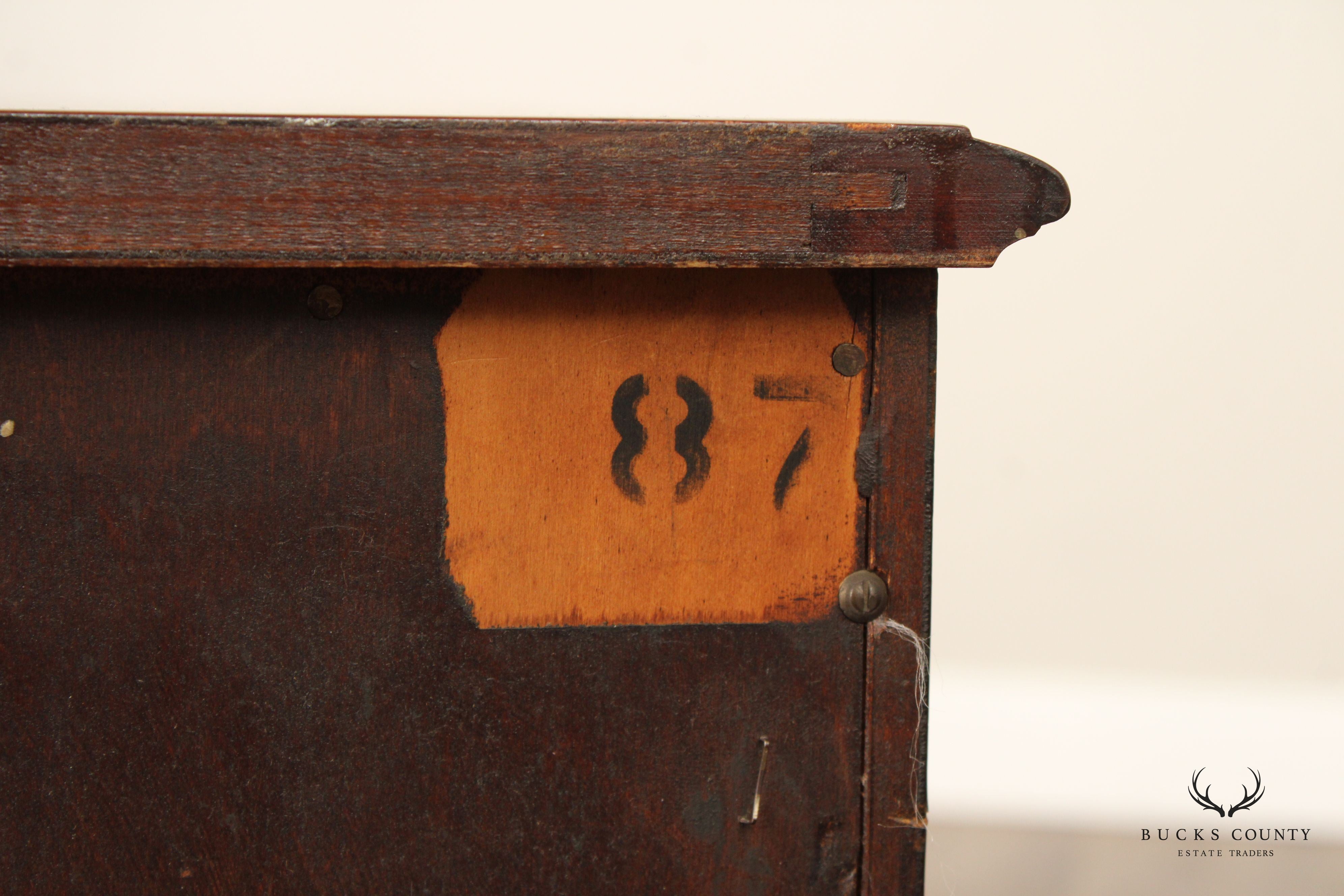 Henredon 1940's Georgian Style Pair of Mahogany Chest Nightstands