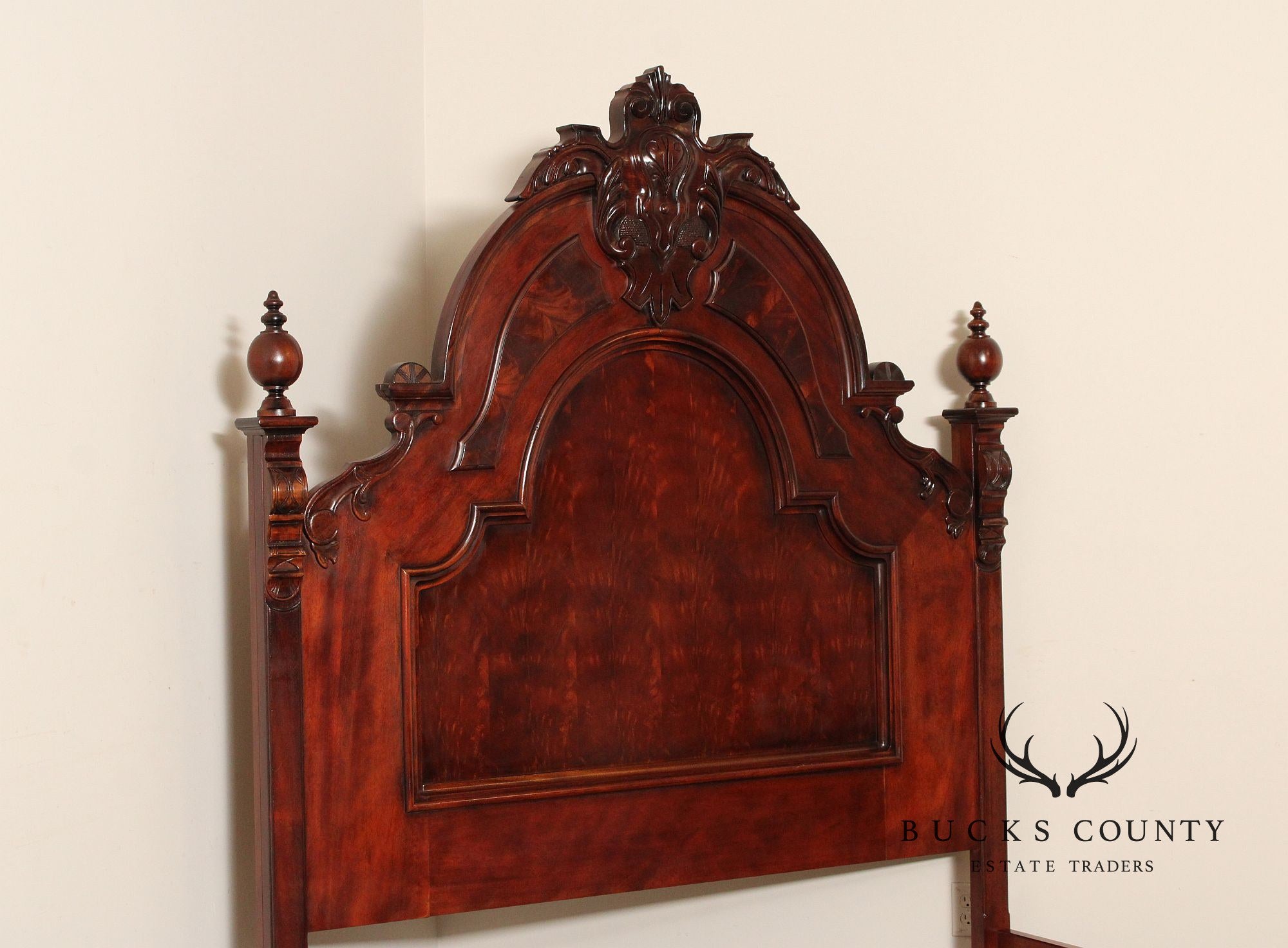 Henredon 'Carlyle' Mahogany Queen Bed