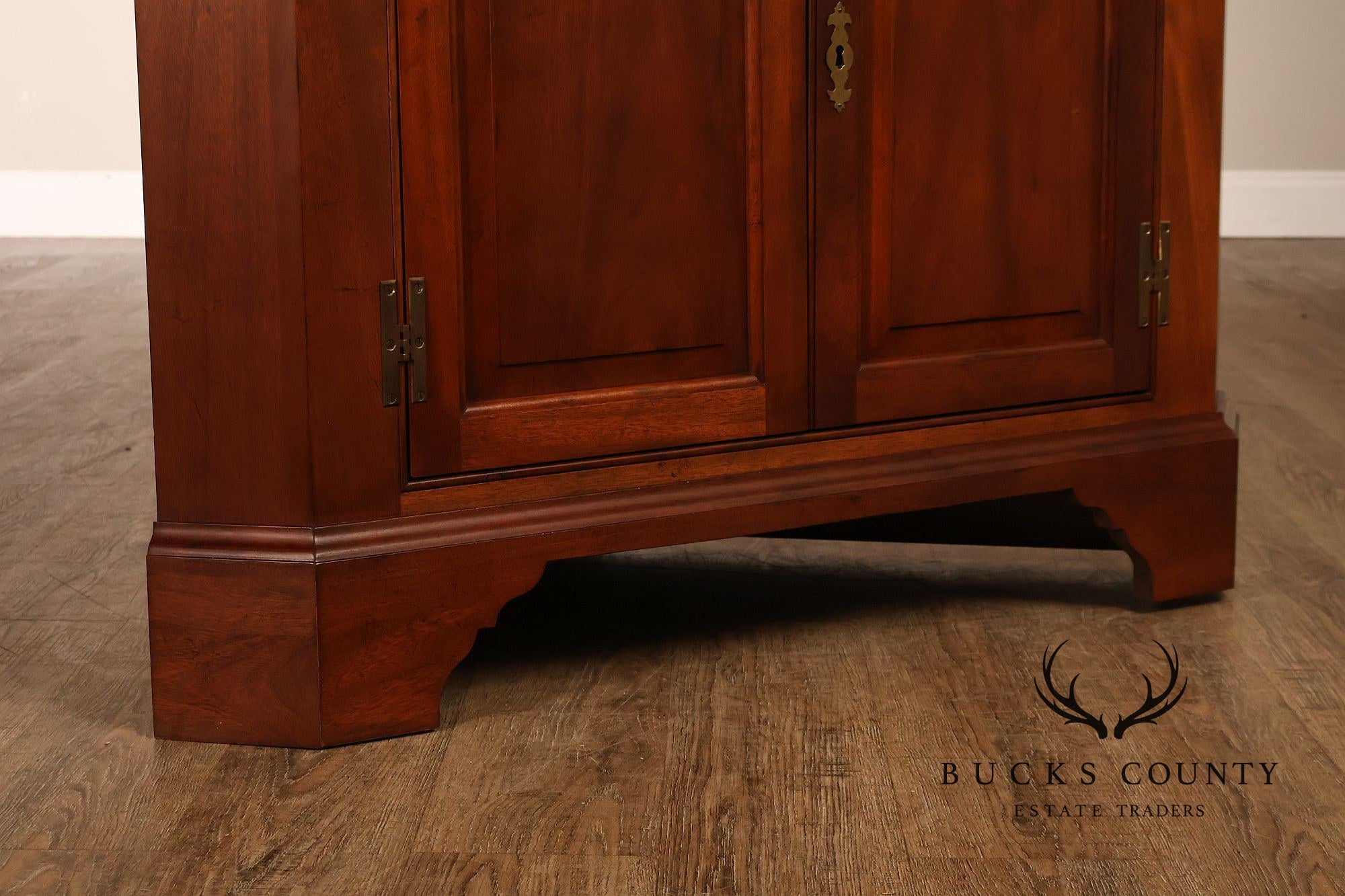 Stickley Traditional Newport Mahogany Lighted Corner Cabinet