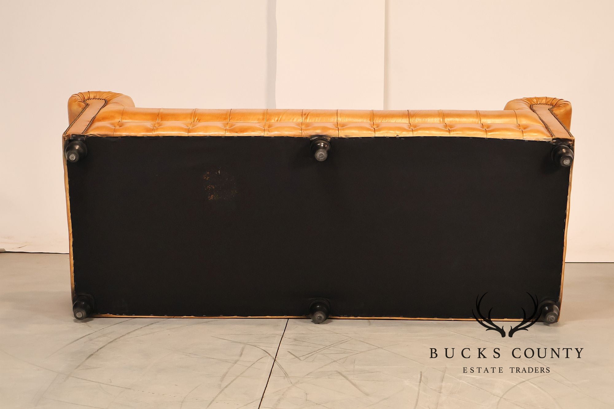English Traditional Style Leather 'Cheyenne' Chesterfield Sofa