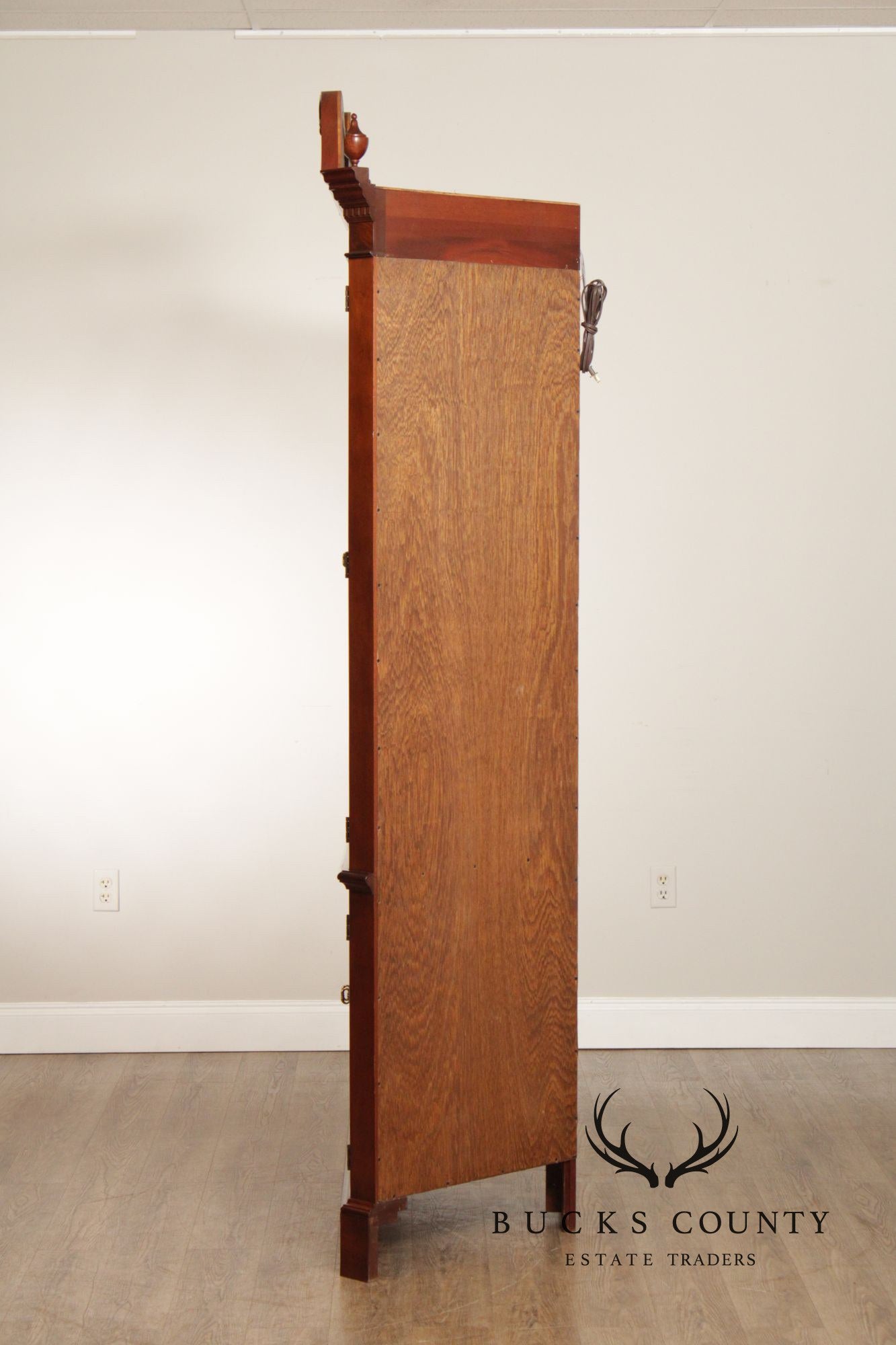 Stickley Georgian Style Pair of Mahogany Corner Cabinets