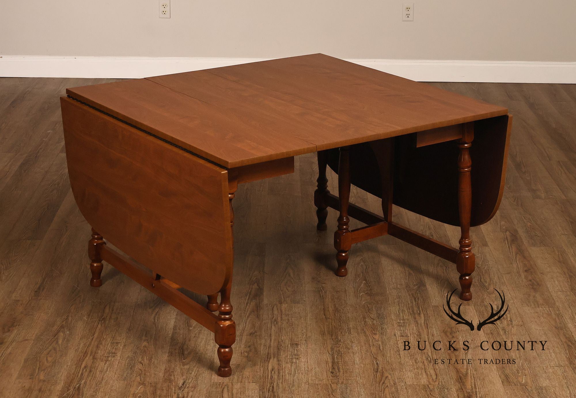 Traditional Maple Expandable Drop Leaf Gateleg Dining Table