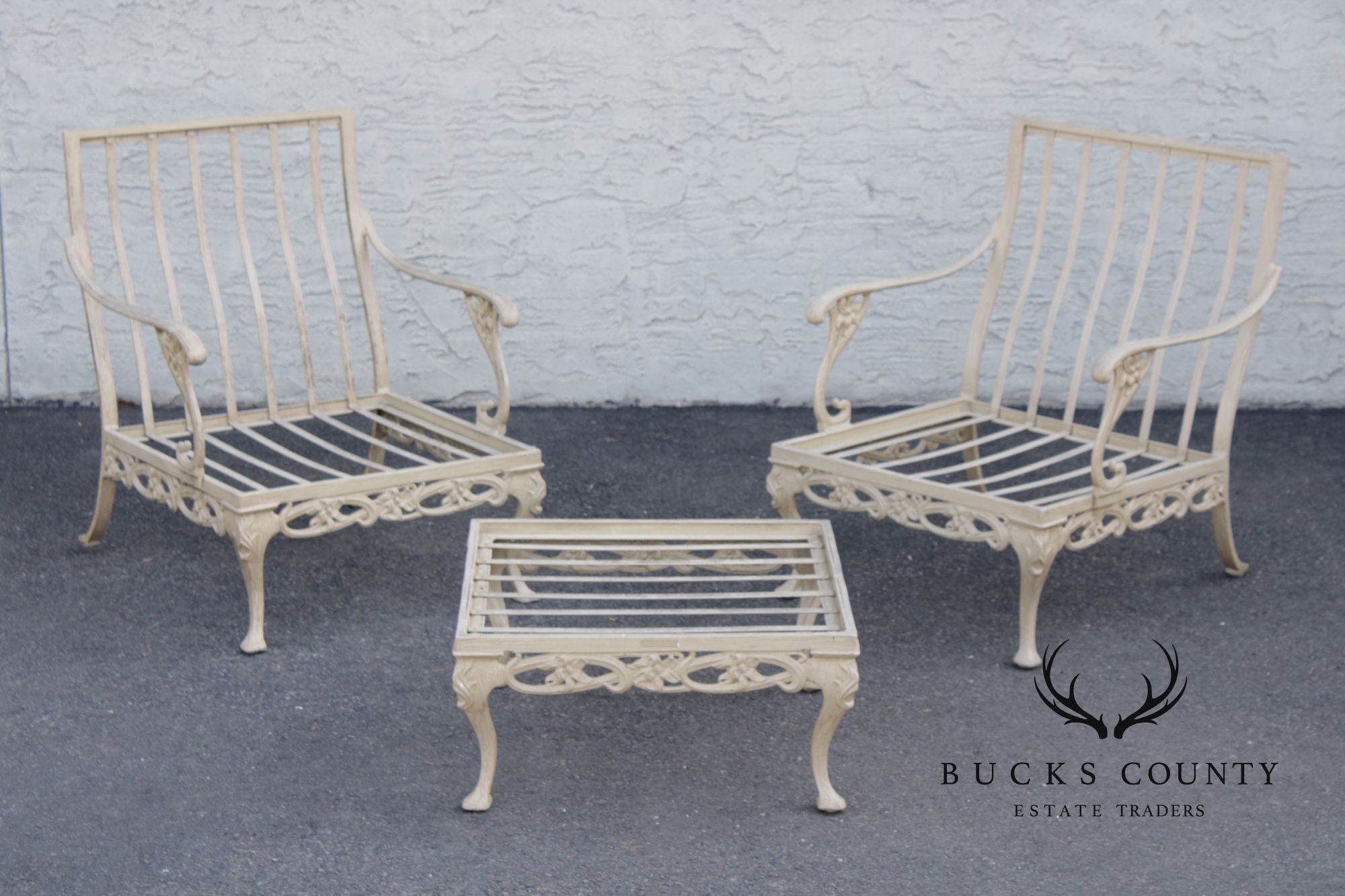 BROWN JORDAN PAIR OF CAST ALUMINUM 'DAY LILY' OUTDOOR PATIO LOUNGE CHAIRS WITH OTTOMAN