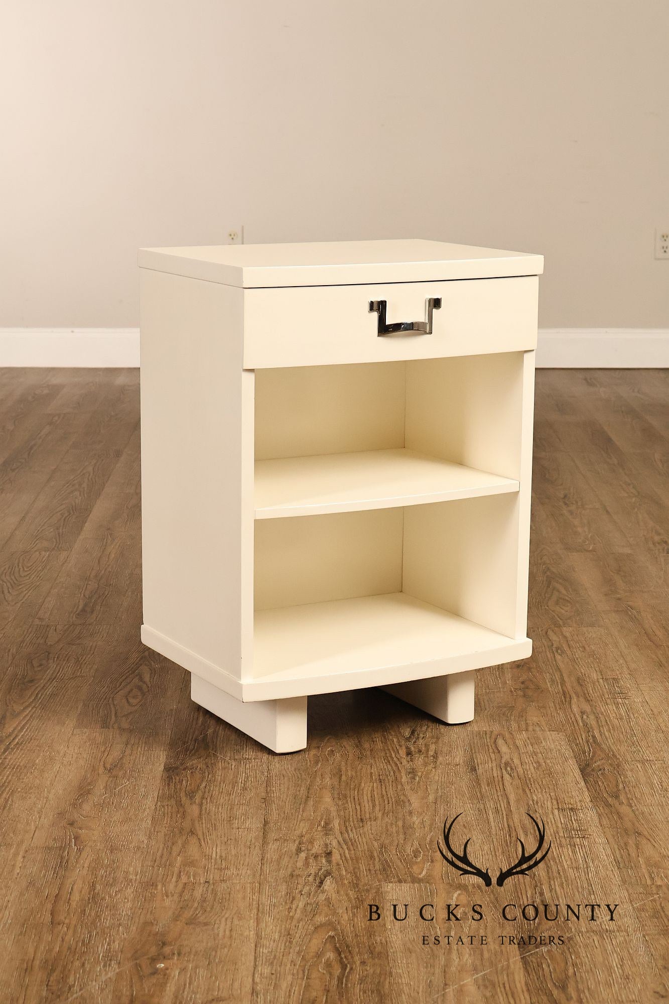 Rway Mid Century Modern Pair of White Lacquer Nightstands