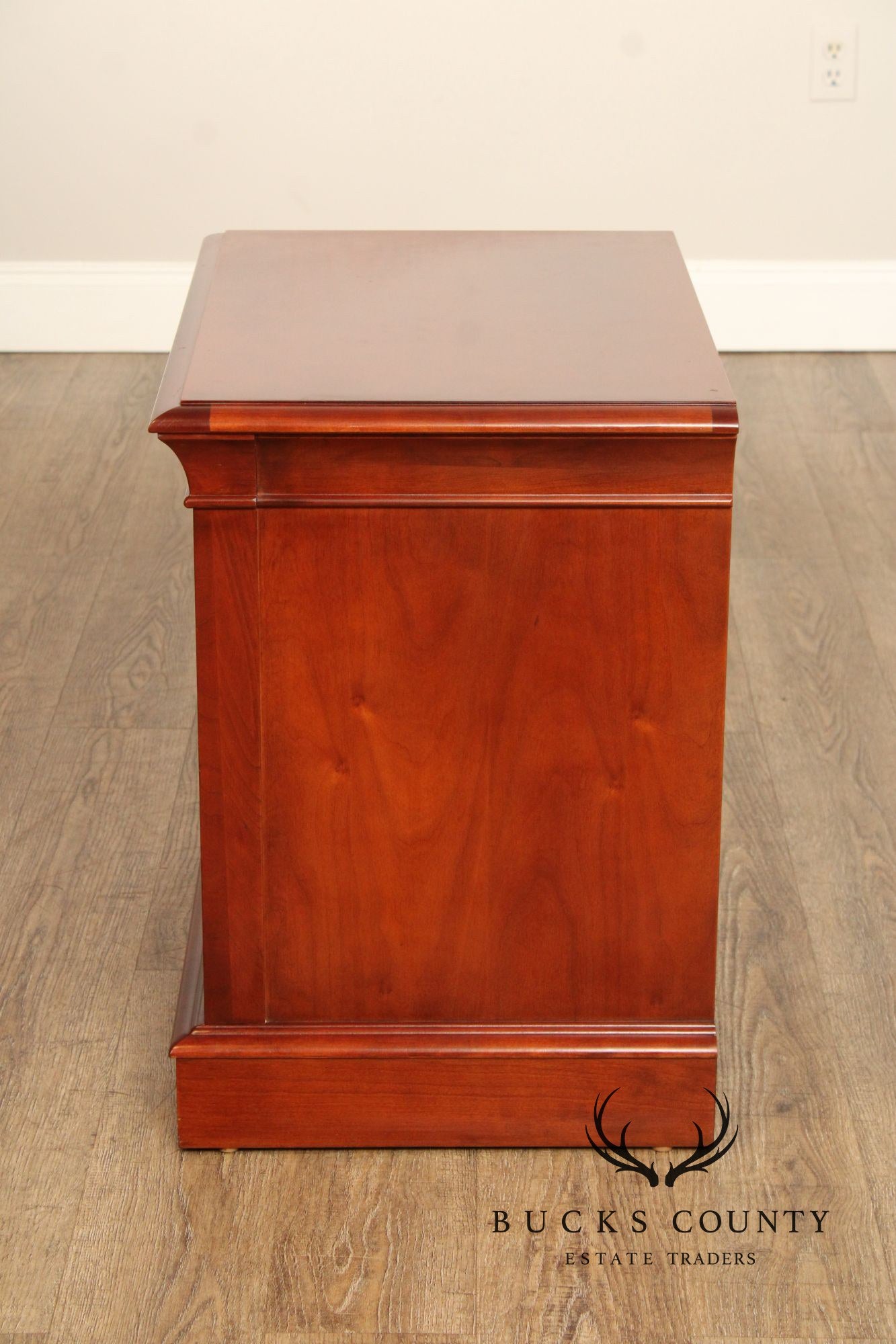 Ethan Allen 'Medallion' Pair of Three-Drawer Nightstands