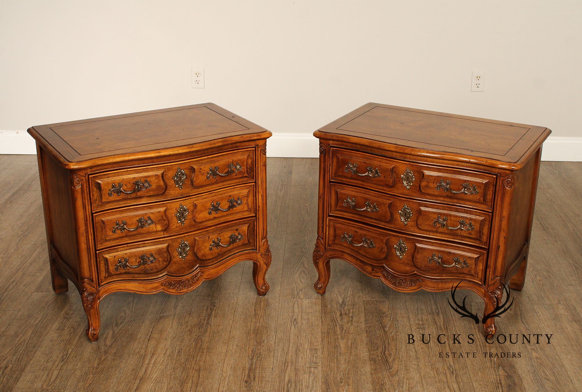 Henredon 'Villandry' French Louis XV Style Pair of Walnut Nightstands