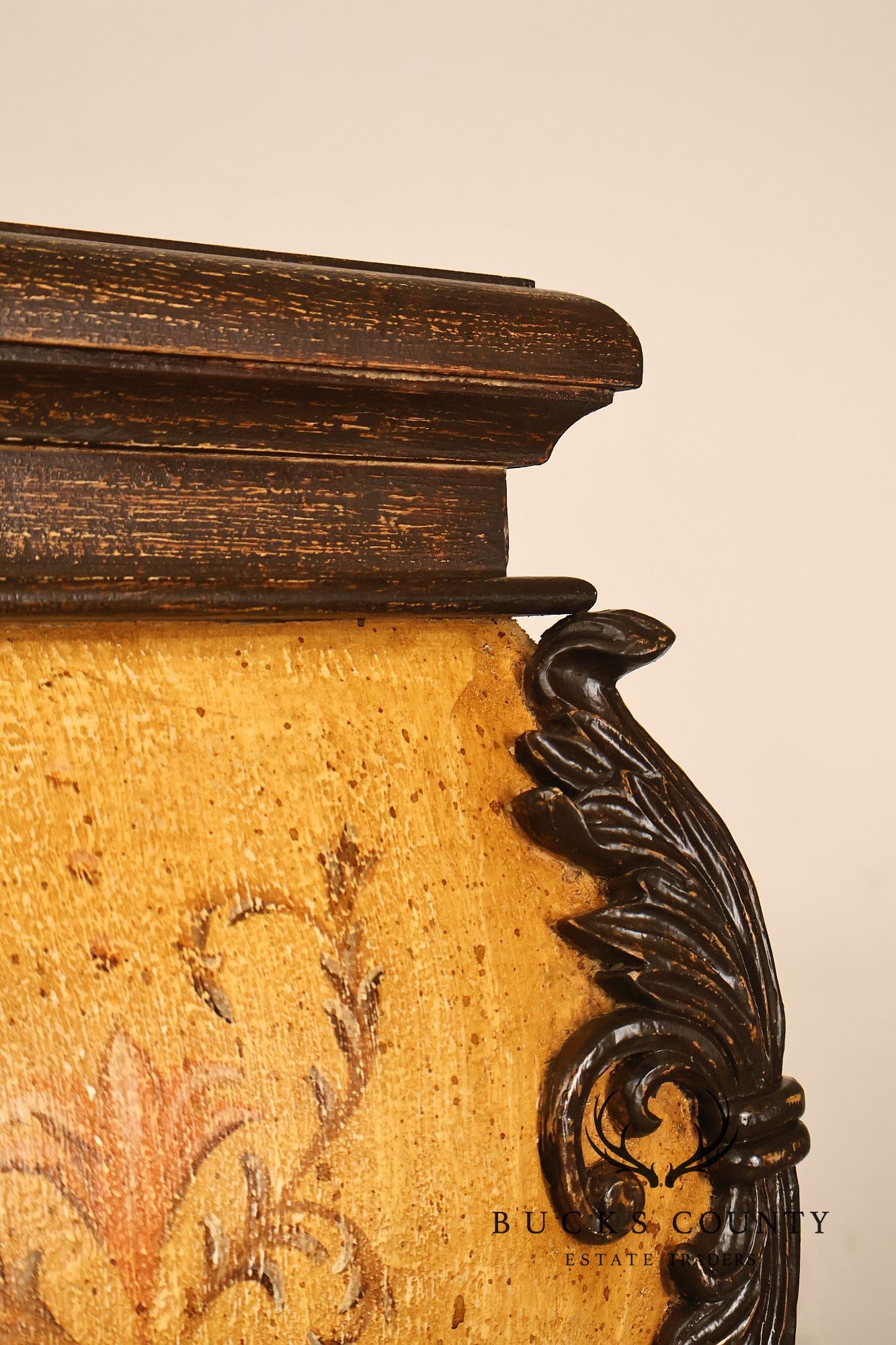Neoclassical Style Pair Of Painted Pedestal Stands With Acanthus Leaf Decoration