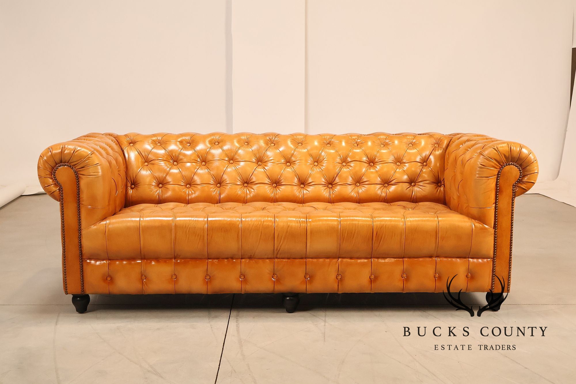 English Traditional Style Leather 'Cheyenne' Chesterfield Sofa