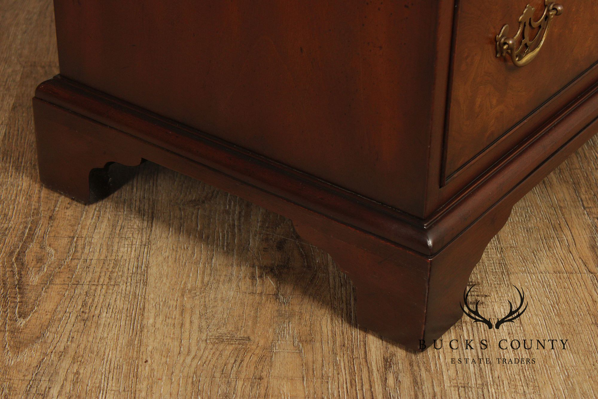 Kittinger Georgian Style Pair of Mahogany Three-Drawer Chests Nightstands