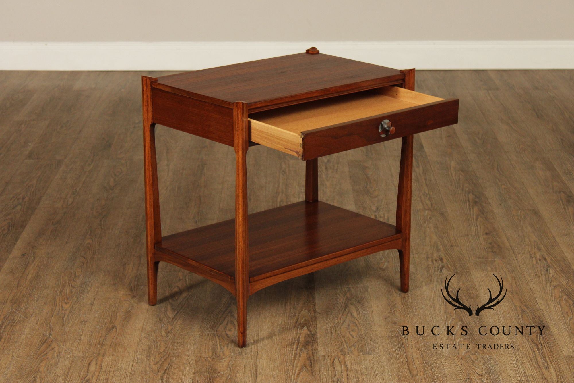 Thomasville Motif Mid Century Modern Walnut Pair Of One Drawer Nightstands