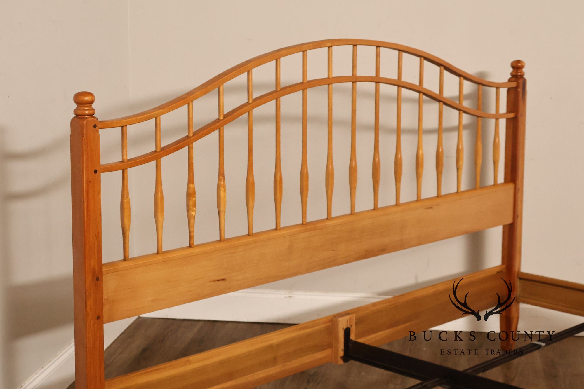 Ethan Allen Country Crossings Collection King Size Windsor Bed