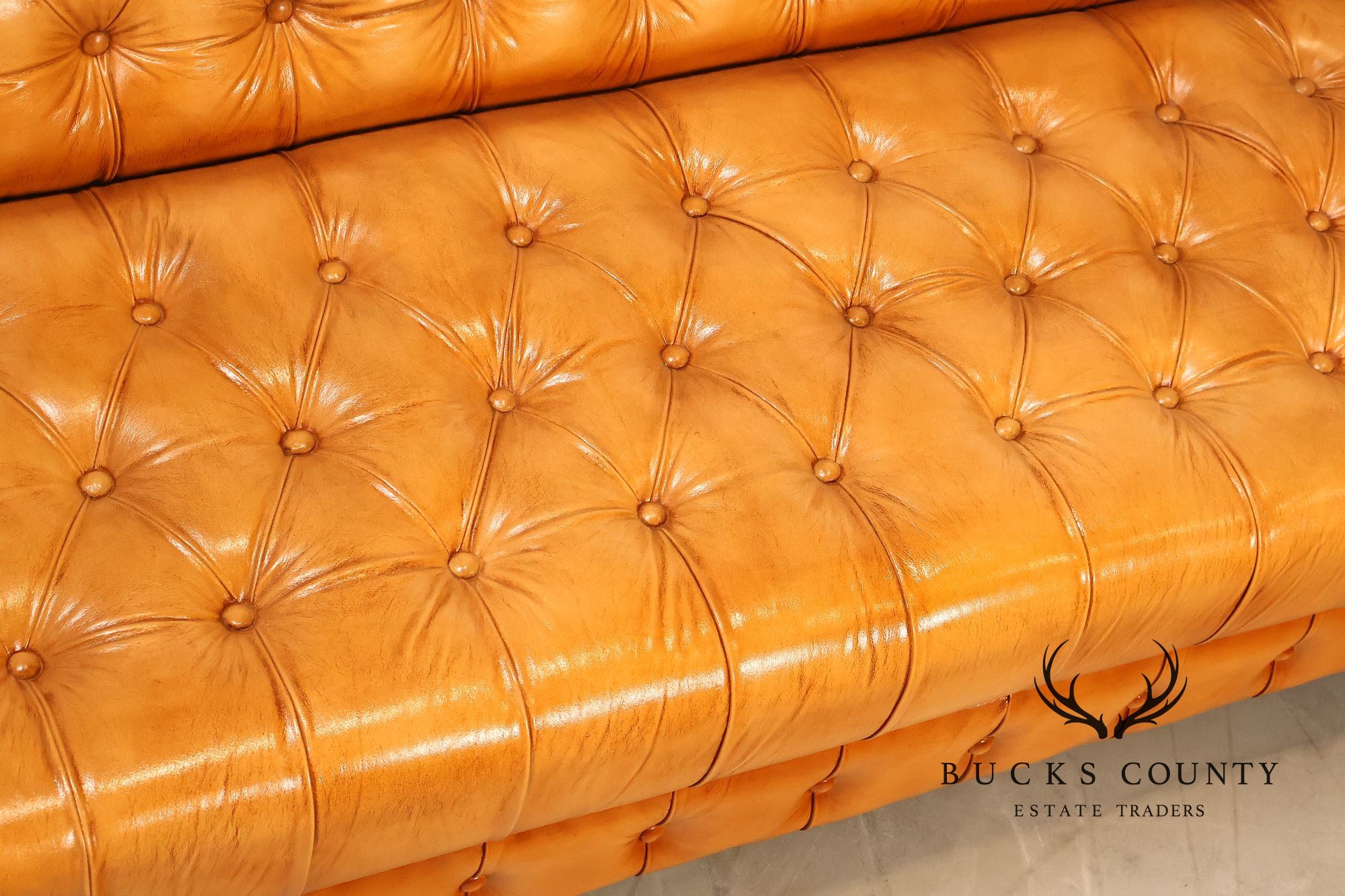 English Traditional Style Leather 'Cheyenne' Chesterfield Sofa