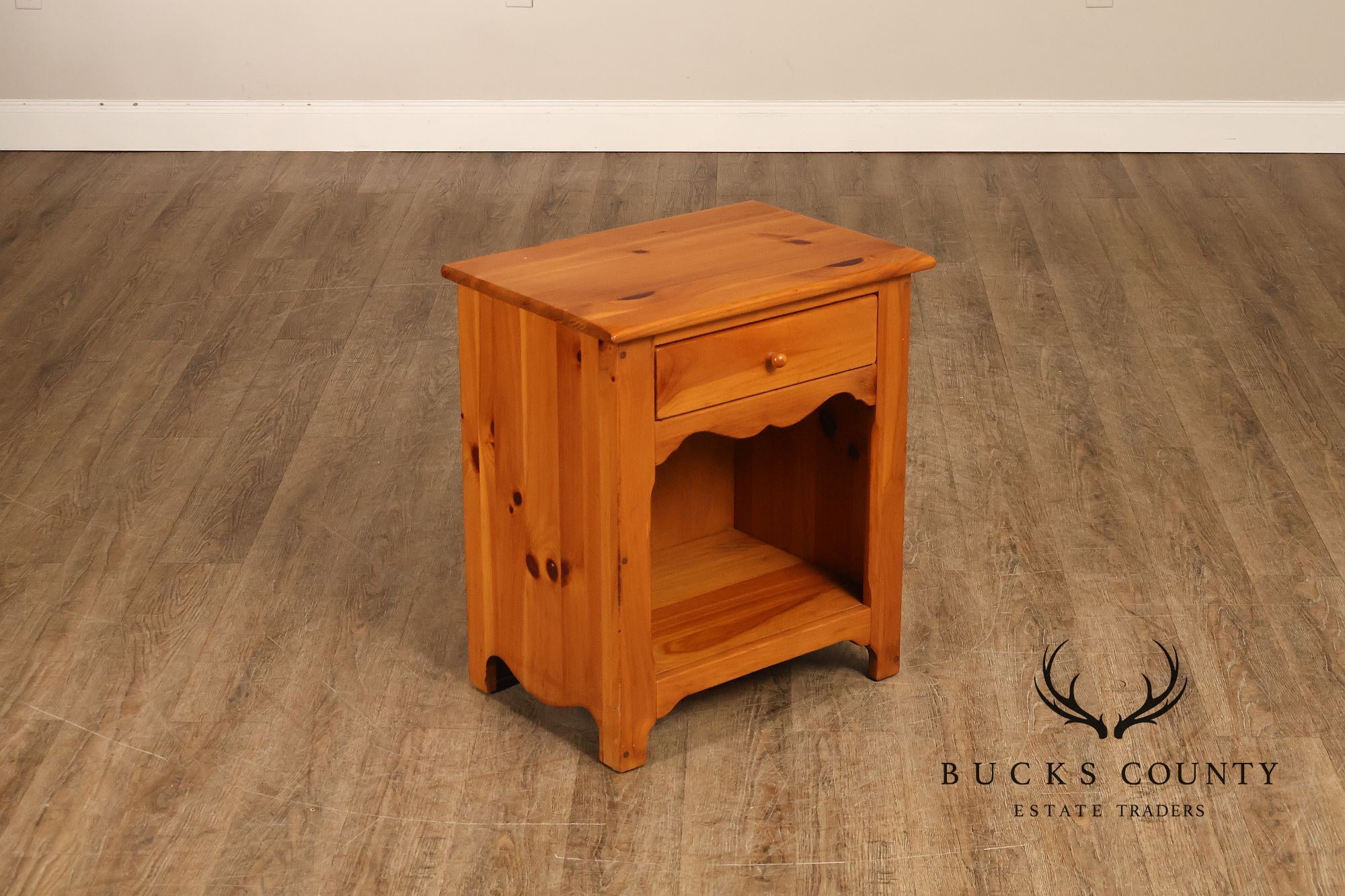 Ethan Allen Early American Style Pair of Pine Nightstands