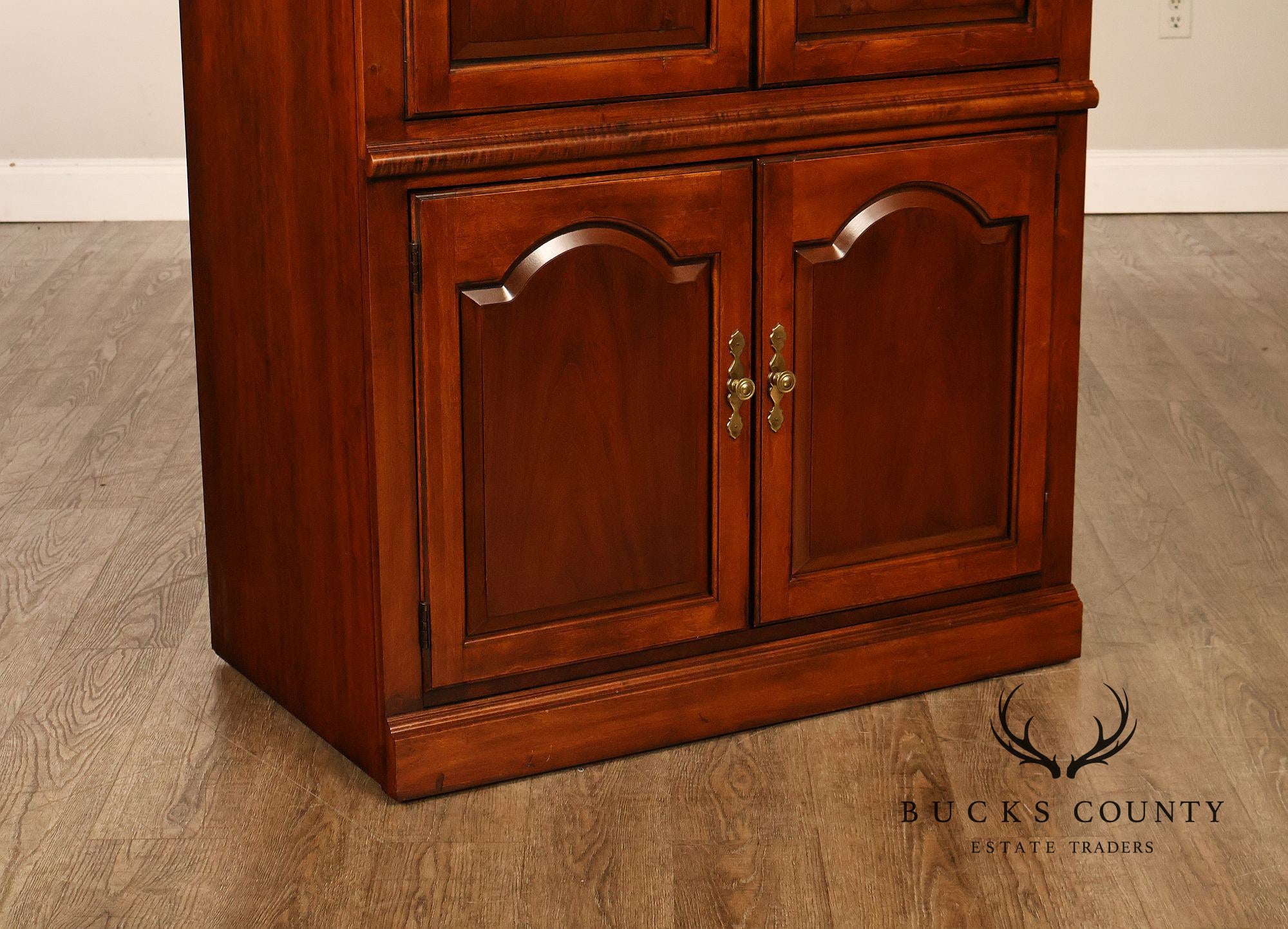 Thomasville Traditional Cherry Finish Entertainment Armoire Media Cabinet