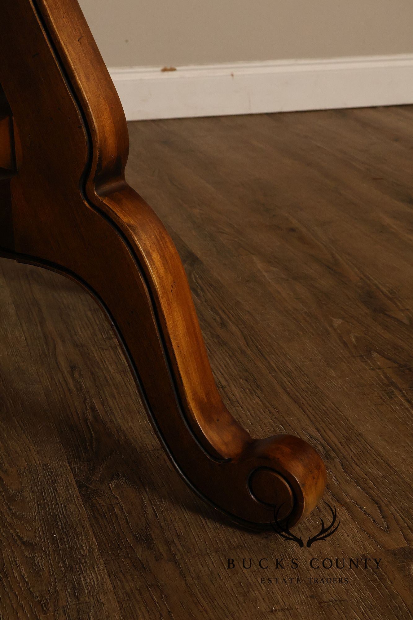 Ethan Allen Country French Style Round Extension Dining Table