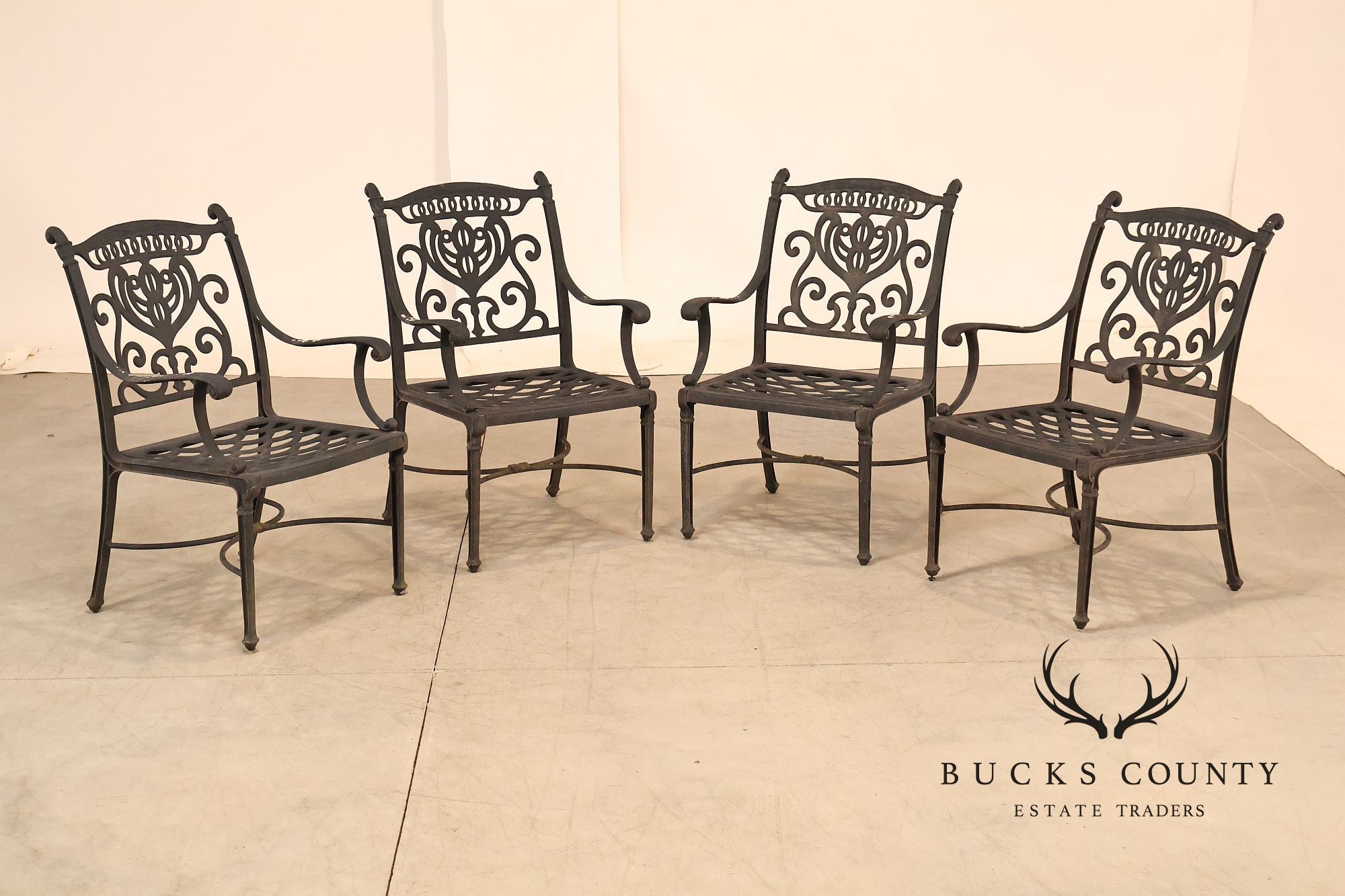 Hanamint Outdoor Round Cast Aluminum Dining Table and Chair Set