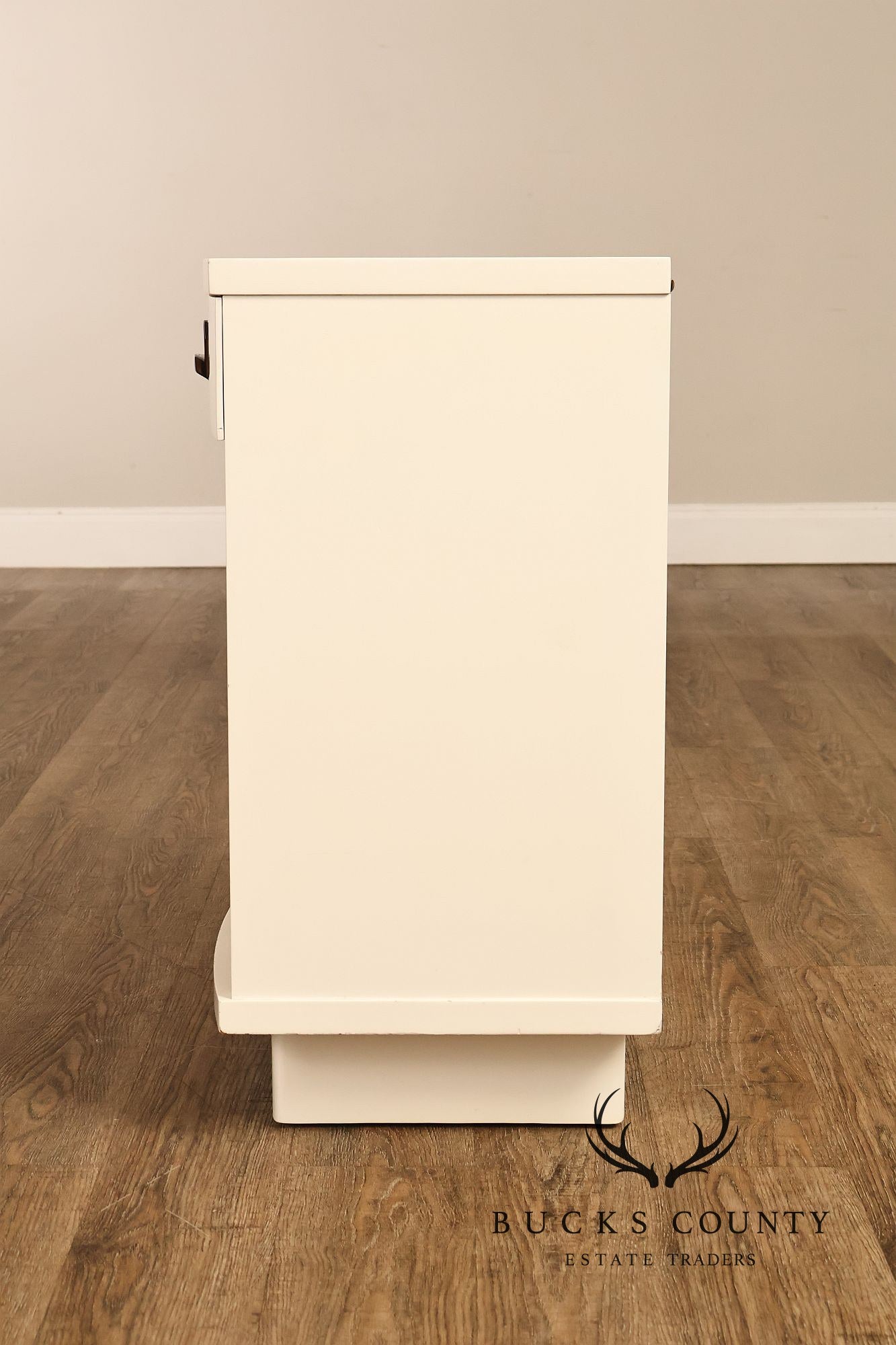 Rway Mid Century Modern Pair of White Lacquer Nightstands