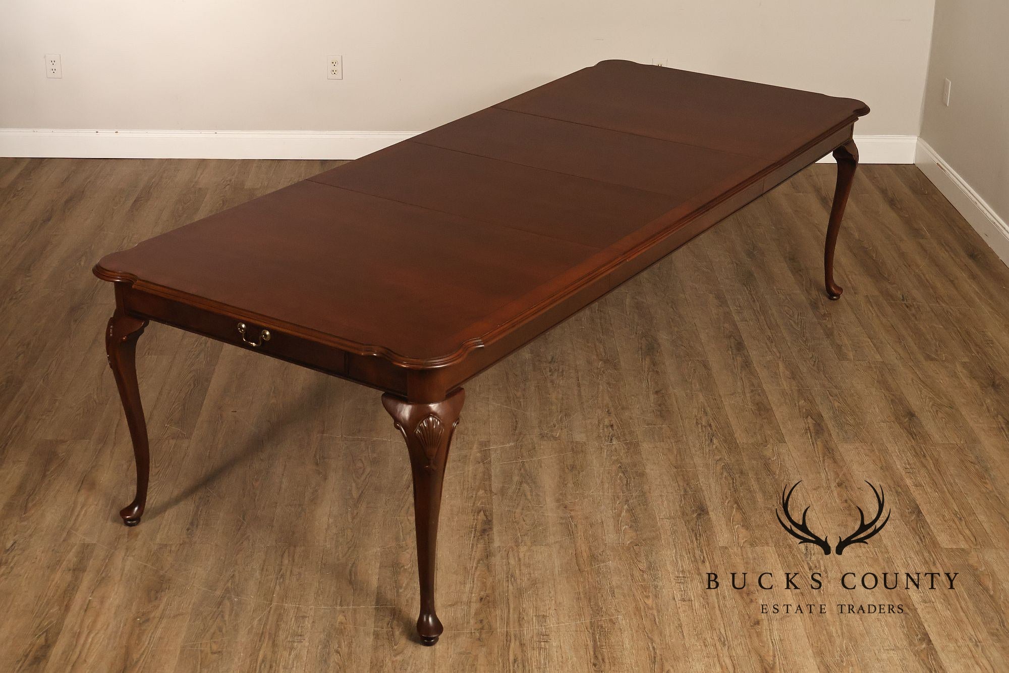 Ethan Allen Queen Anne Style Expandable Cherry Dining Table