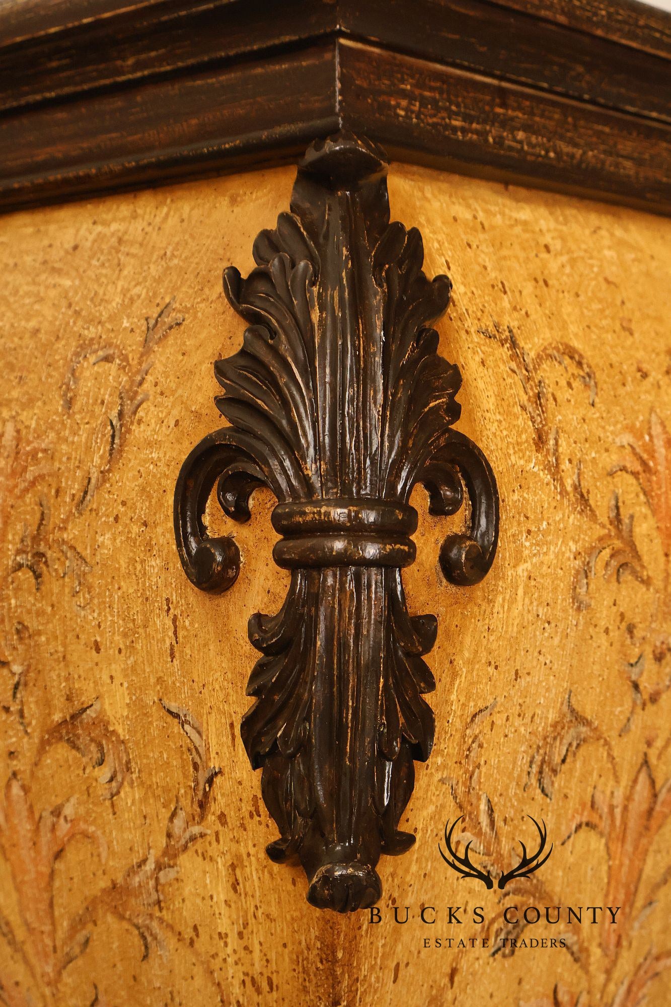Neoclassical Style Pair Of Painted Pedestal Stands With Acanthus Leaf Decoration